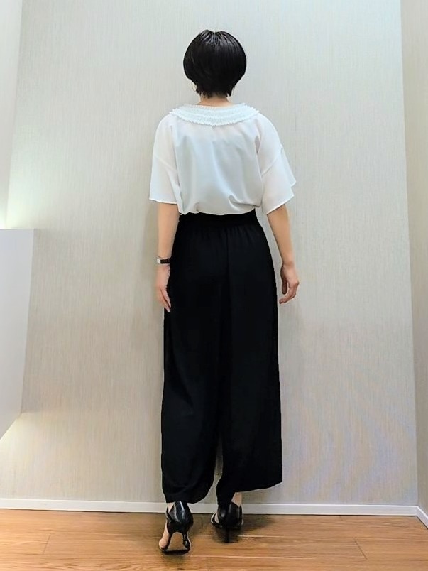 ミズタさんの「UNTITLED｜【接触冷感/通気性/洗える】Vネックフリルブラウス」を使ったコーディネート