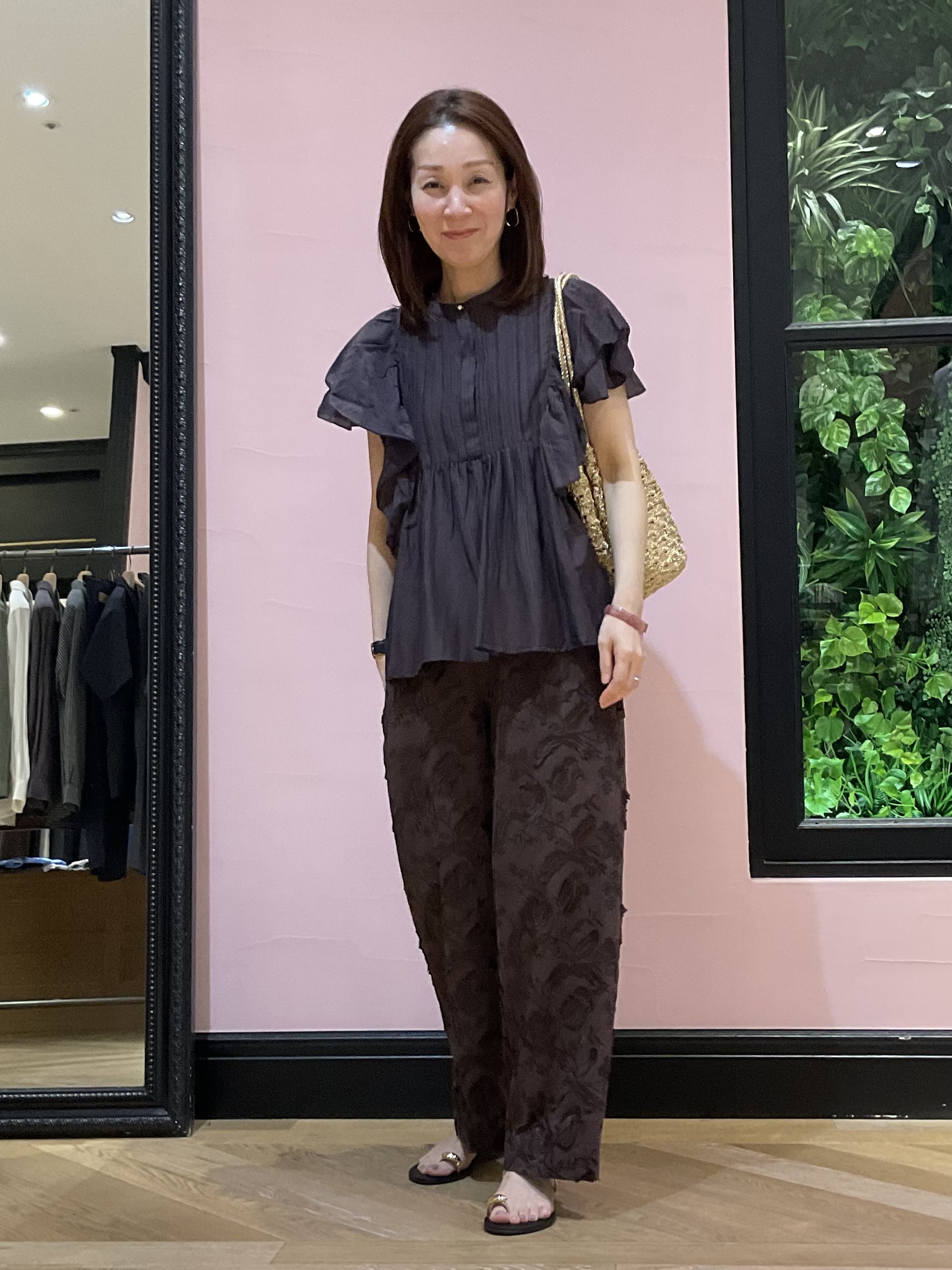 Hiwatashiさんの「DRESSTERIOR｜コットンシルク ラッフルスリーブ ブラウス」を使ったコーディネート