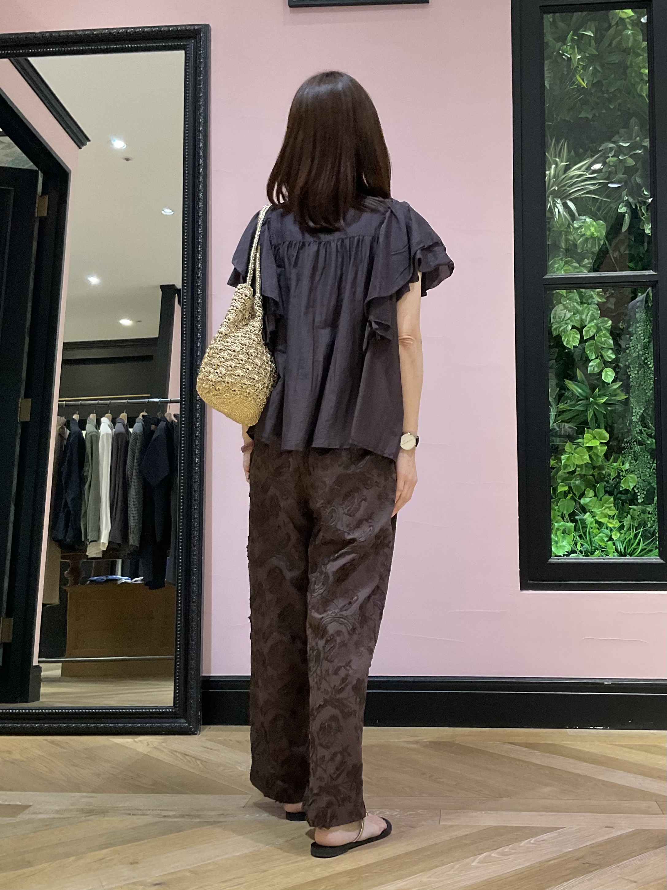 Hiwatashiさんの「DRESSTERIOR｜コットンシルク ラッフルスリーブ ブラウス」を使ったコーディネート