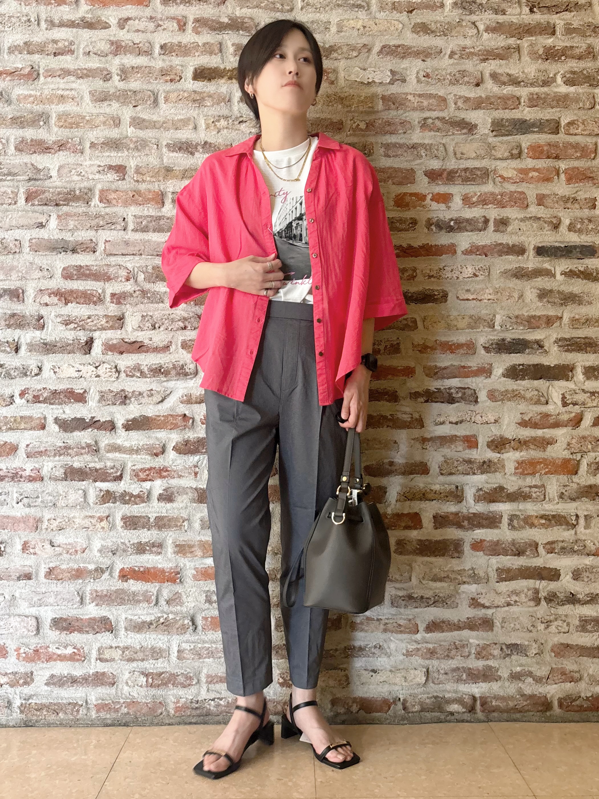 しばさんの「THE SHOP TK｜ポジティブカラーが映える　バイオウォッシュバックギャザーシャツ」を使ったコーディネート