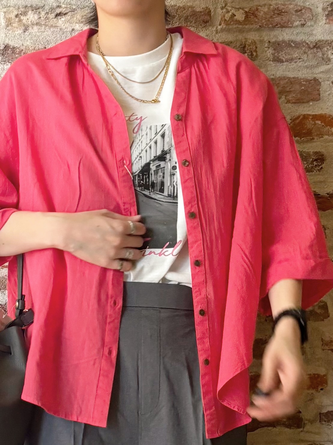 しばさんの「THE SHOP TK｜ポジティブカラーが映える　バイオウォッシュバックギャザーシャツ」を使ったコーディネート
