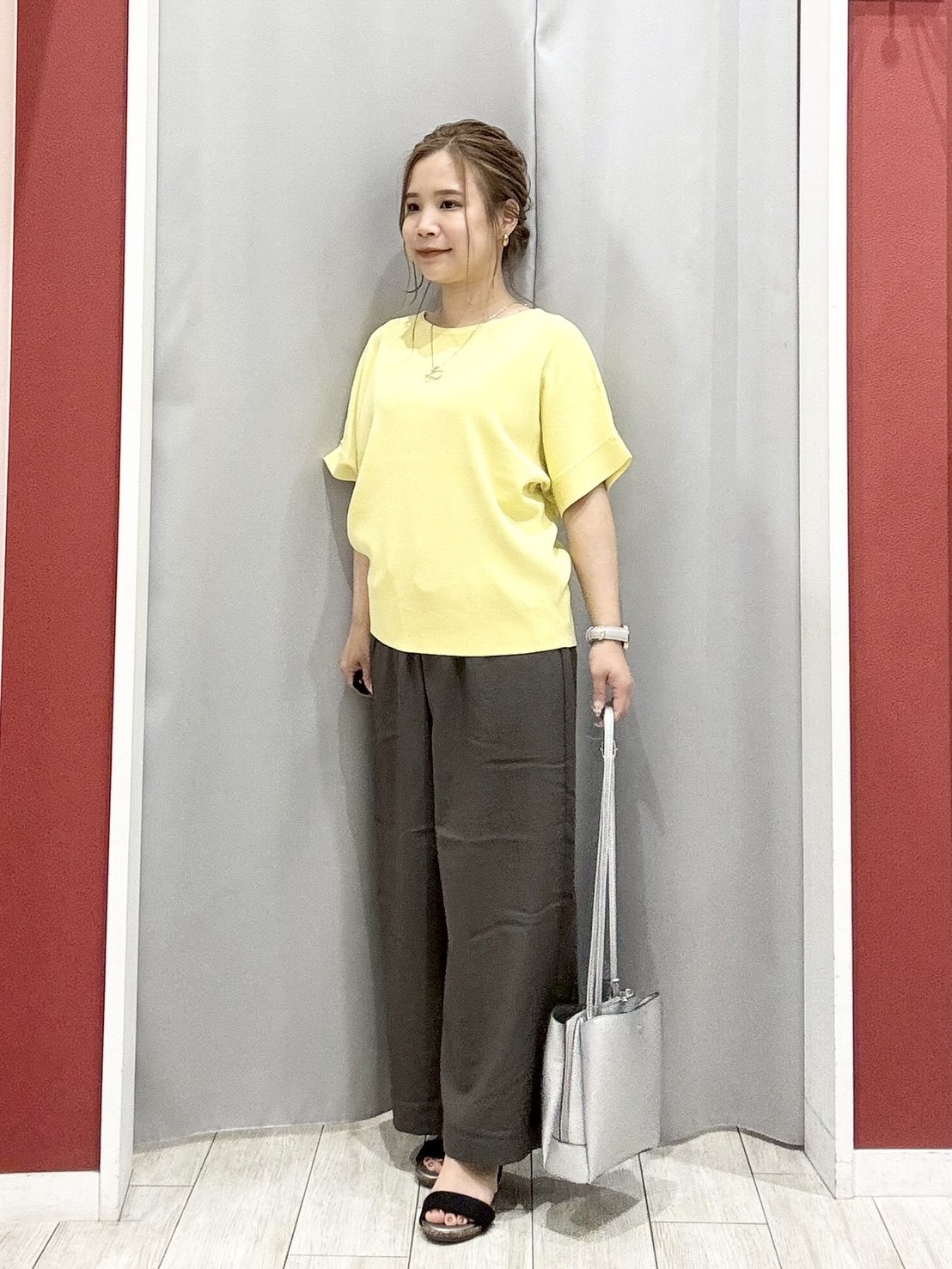 shioさんの「SHOO･LA･RUE｜【毎日洗える/ひんやり/UV/S-LL】二の腕隠れる さらっとドルマン半袖ニット」を使ったコーディネート