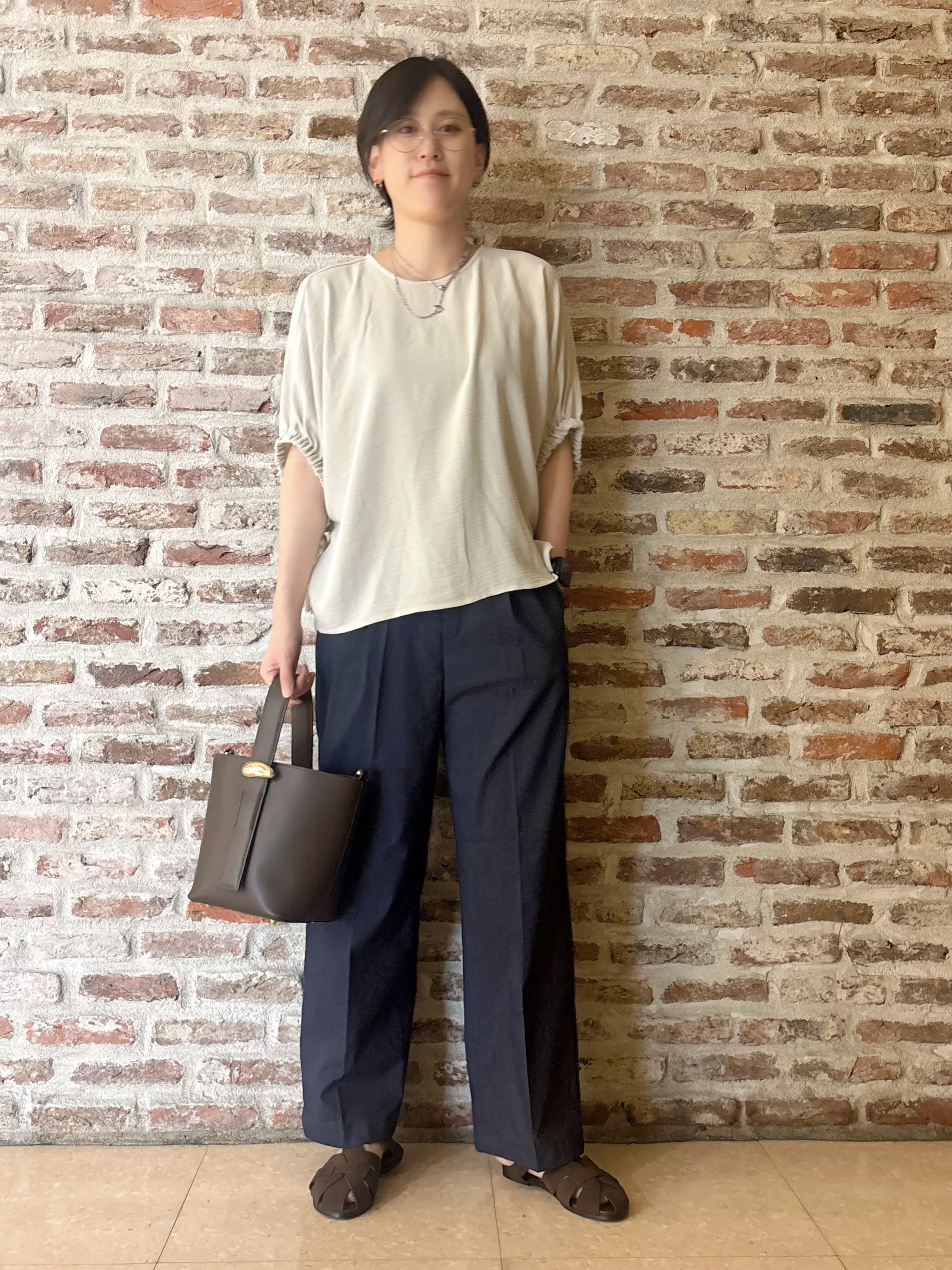 しばさんの「THE SHOP TK｜【ひんやり/防しわ/UV/吸水速乾】袖ドロストドルマントップス」を使ったコーディネート