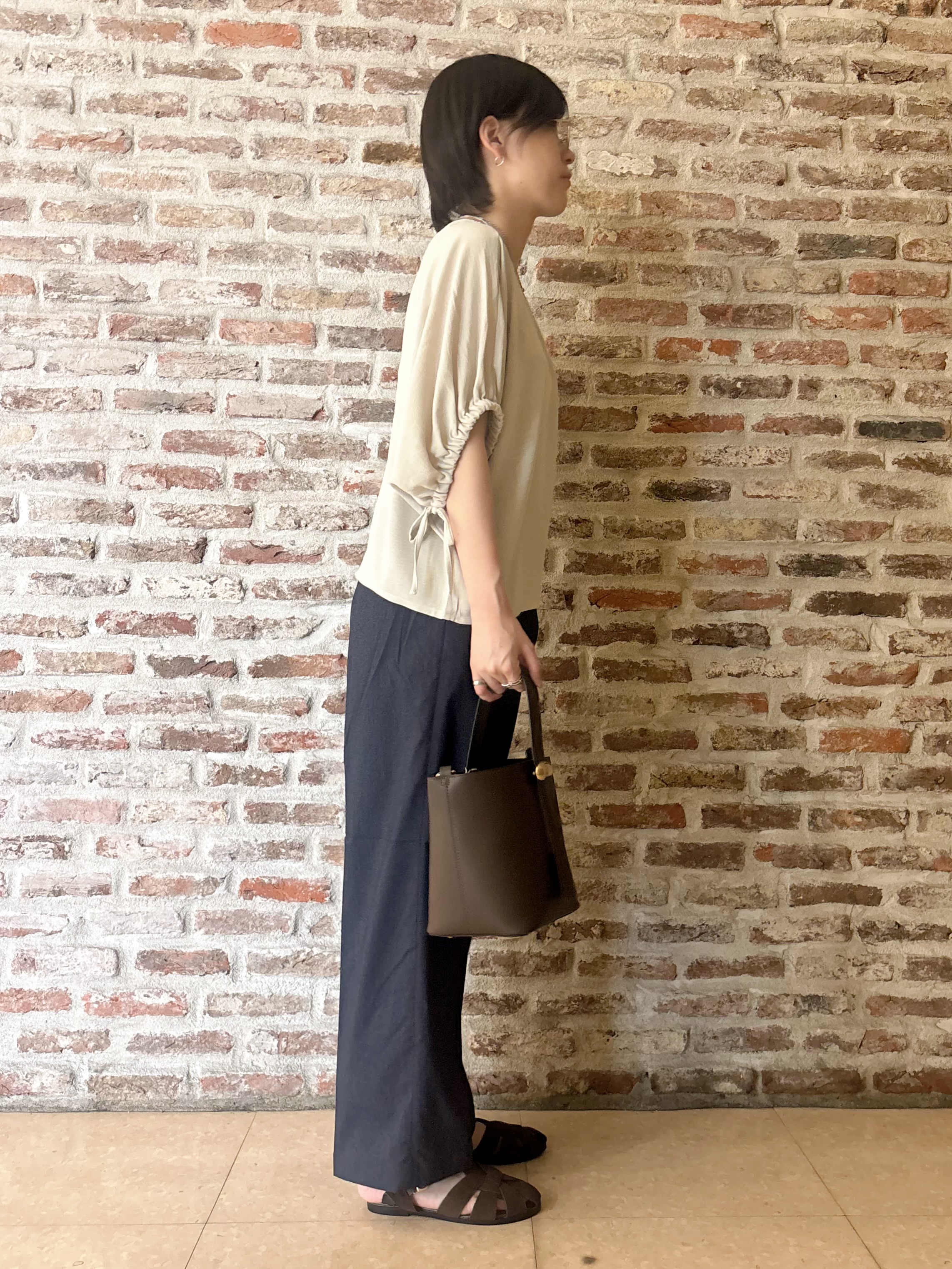 しばさんの「THE SHOP TK｜【ひんやり/防しわ/UV/吸水速乾】袖ドロストドルマントップス」を使ったコーディネート