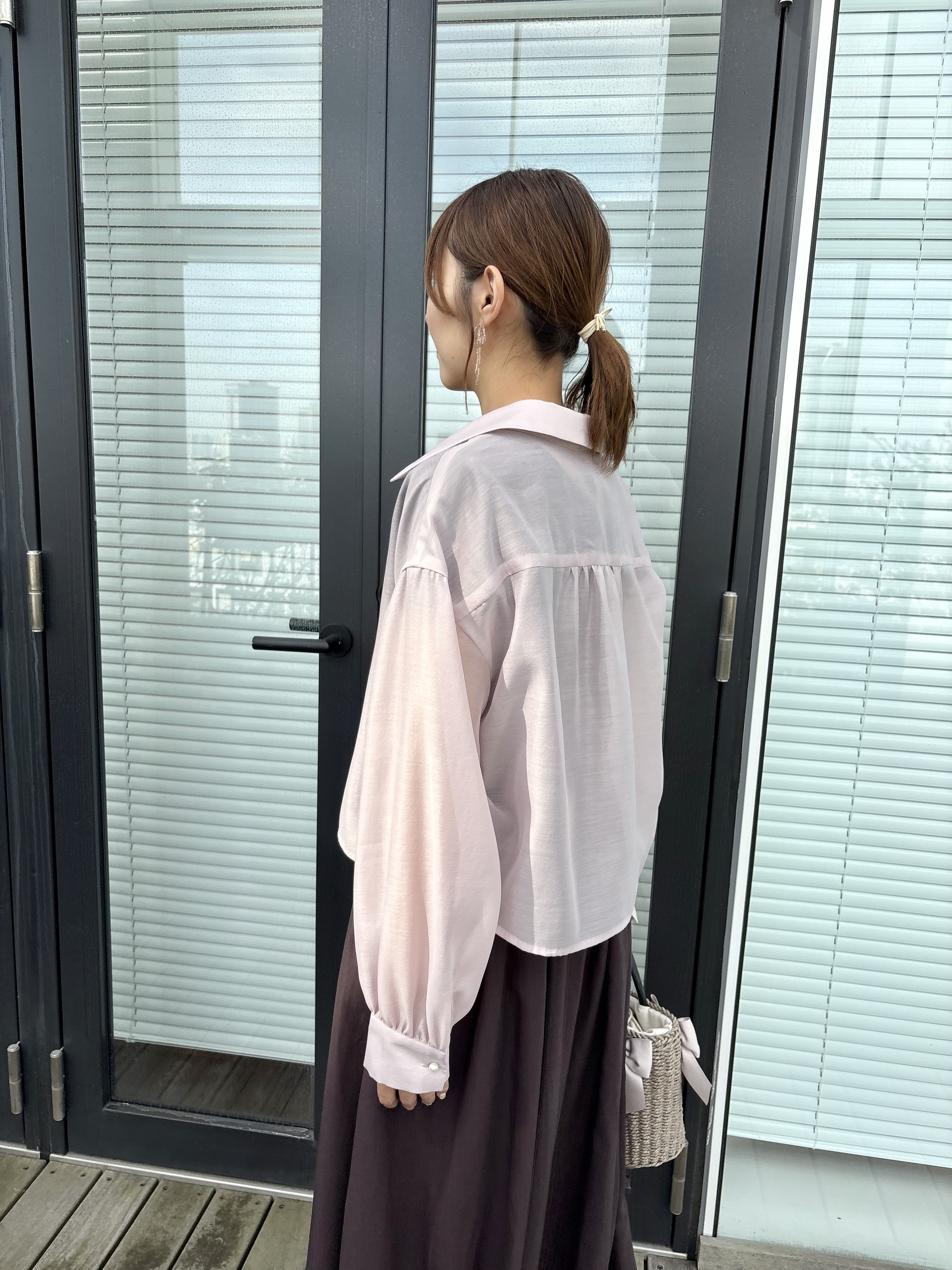 みぃさんの「Couture brooch｜【洗える】ショート丈 シアーシャツ」を使ったコーディネート