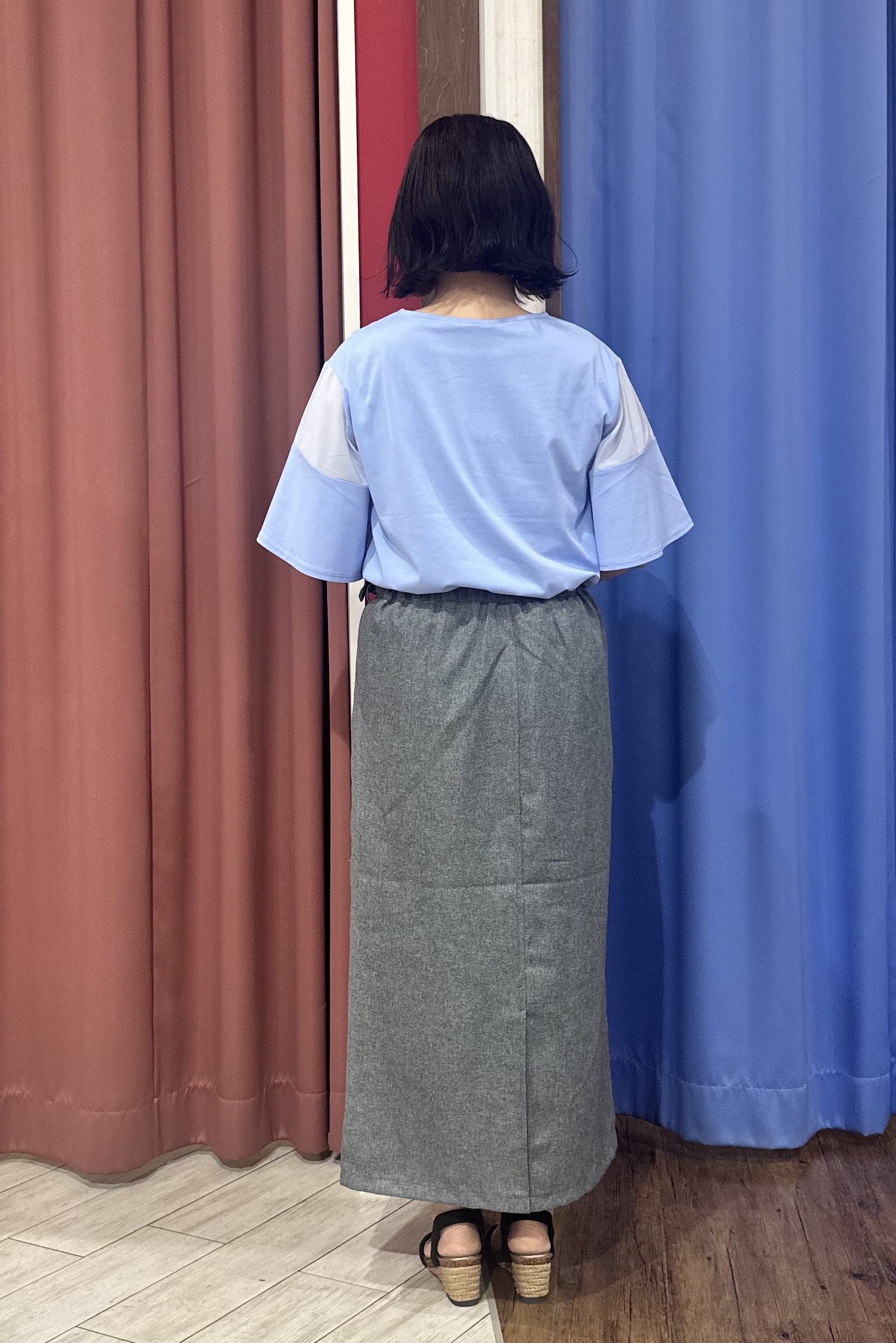 Meeさんの「SHOO･LA･RUE｜【ひんやり/S-LL/体型カバー】フレアスリーブで二の腕を自然にカバー 浅VネックTシャツ」を使ったコーディネート