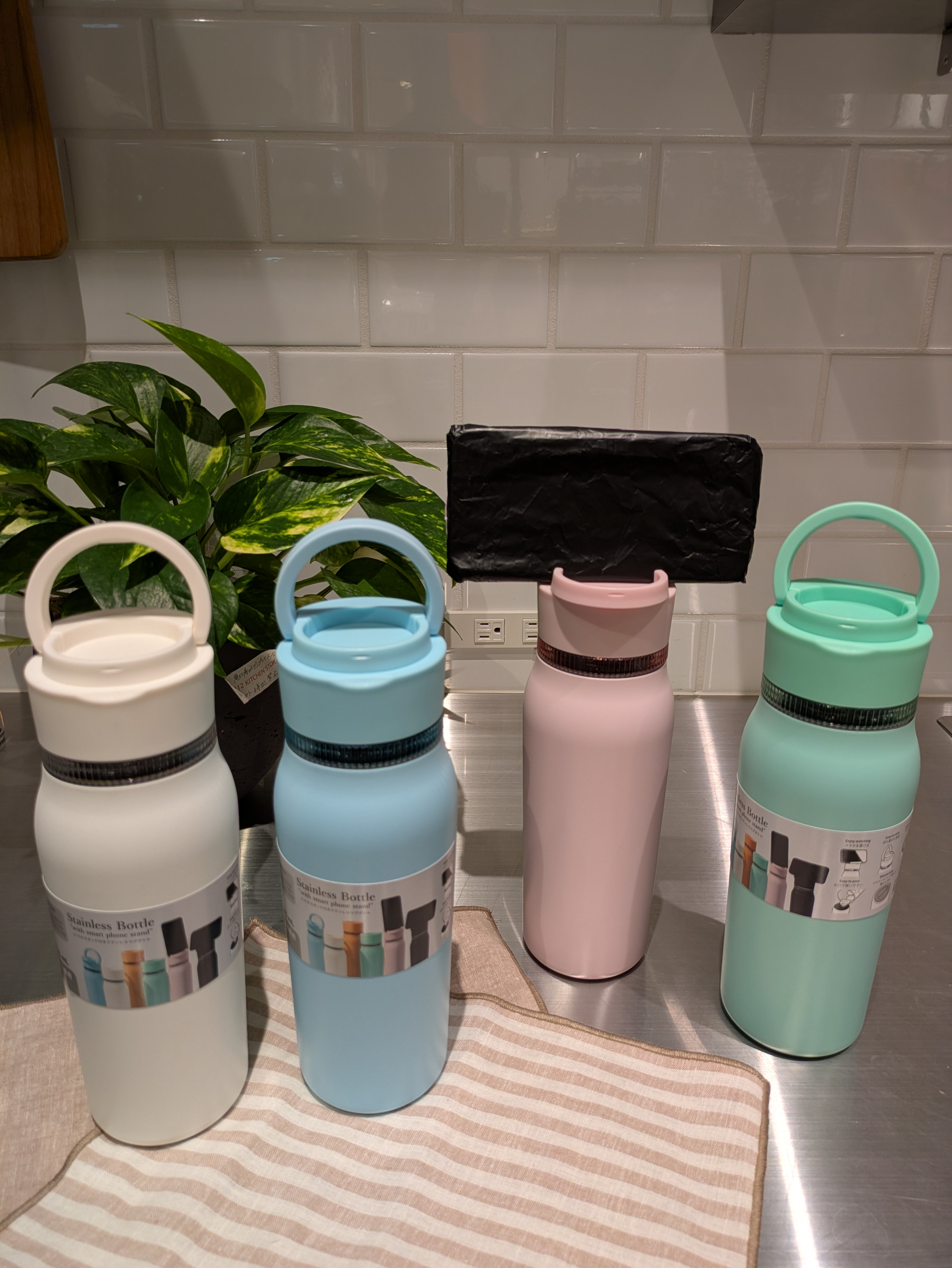 minoriさんの「212 KITCHEN STORE｜スマホスタンド付きステンレスボトル WH ＜KEVNHAUN ケヴンハウン＞」を使ったコーディネート