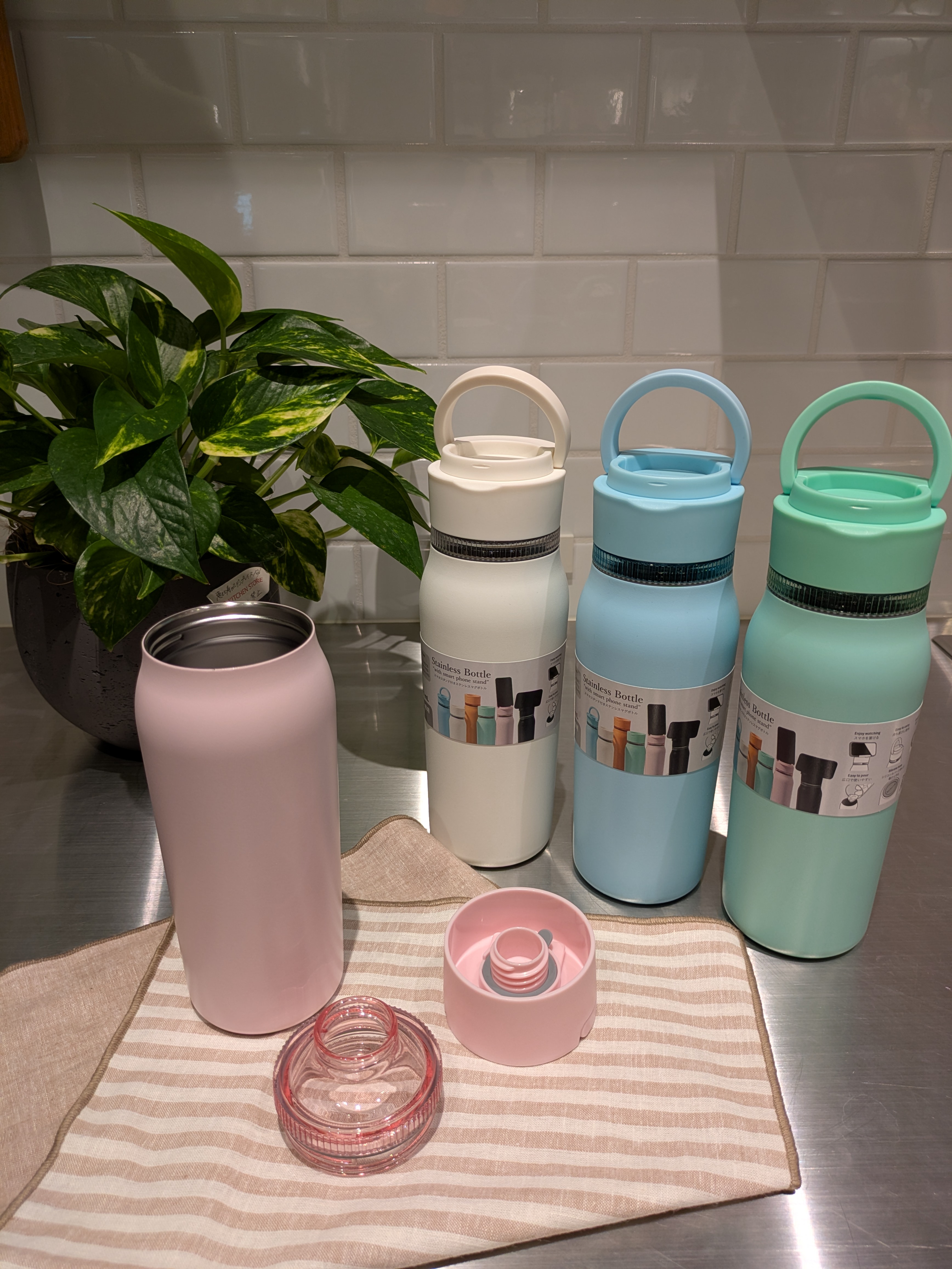 minoriさんの「212 KITCHEN STORE｜スマホスタンド付きステンレスボトル WH ＜KEVNHAUN ケヴンハウン＞」を使ったコーディネート
