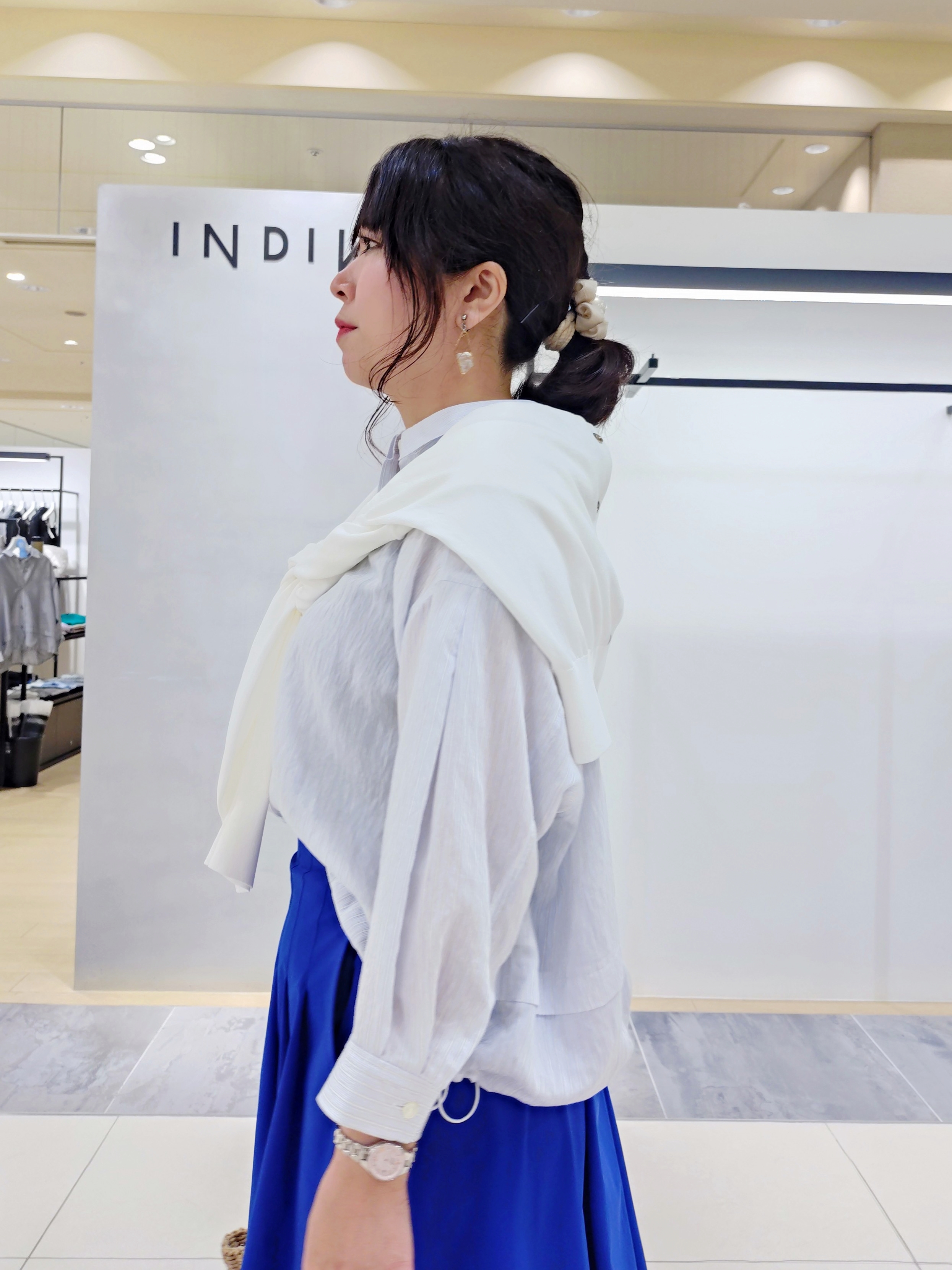 TOMOMIさんの「INDIVI｜【撥水／UVケア／SETUP可能】軽量マキシ丈タックスカート」を使ったコーディネート