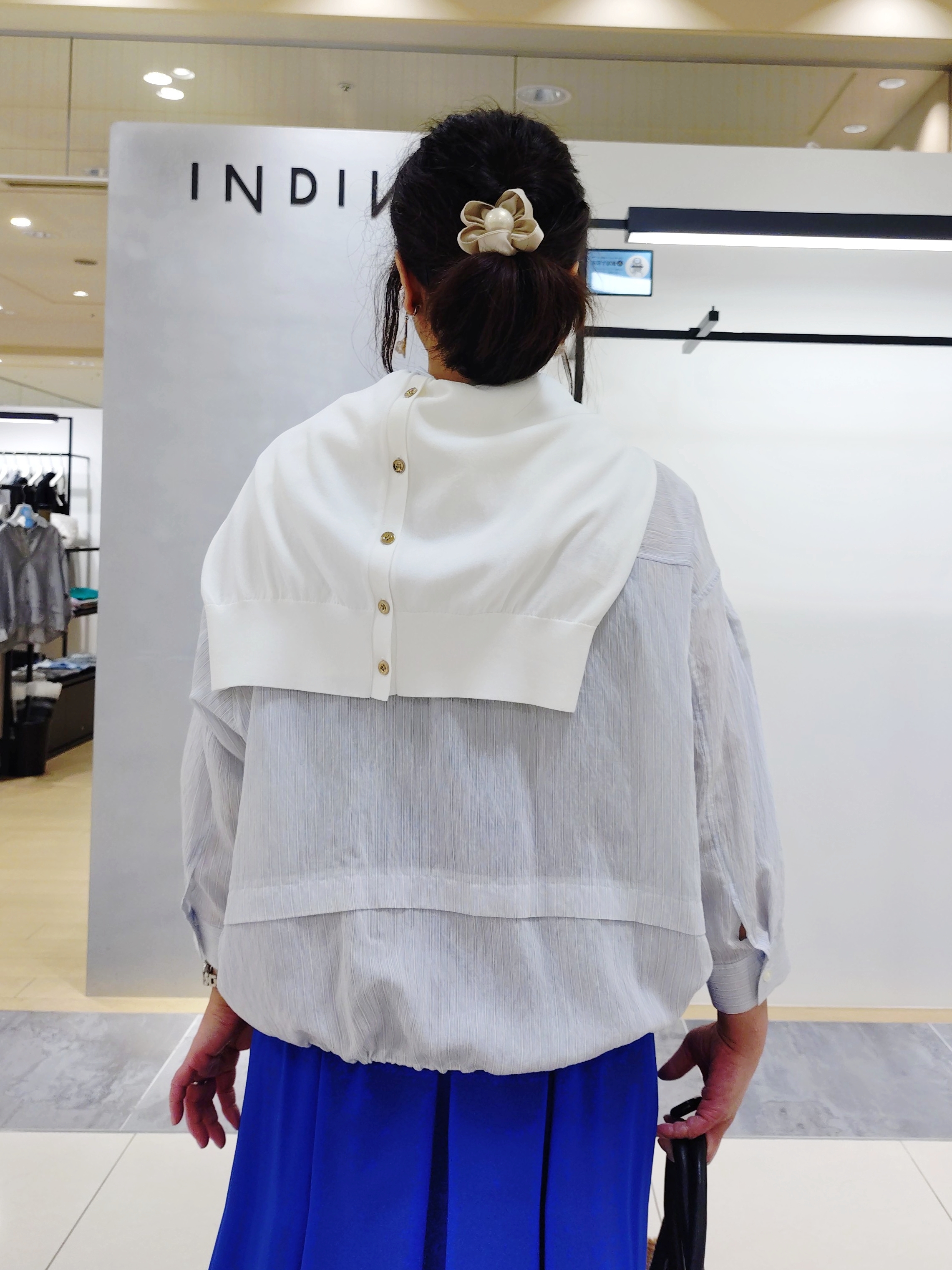 TOMOMIさんの「INDIVI｜【撥水／UVケア／SETUP可能】軽量マキシ丈タックスカート」を使ったコーディネート