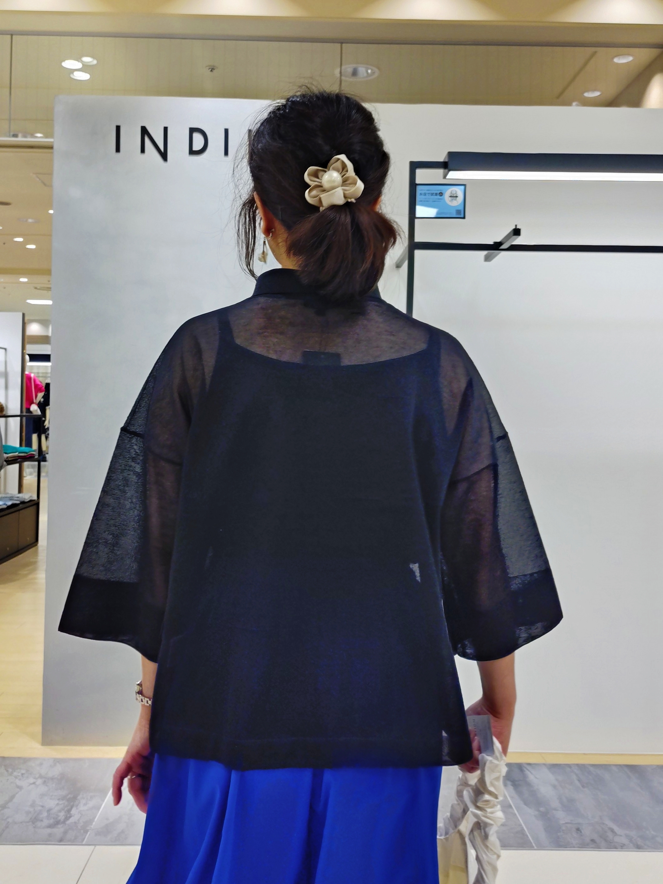TOMOMIさんの「INDIVI｜【撥水／UVケア／SETUP可能】軽量マキシ丈タックスカート」を使ったコーディネート