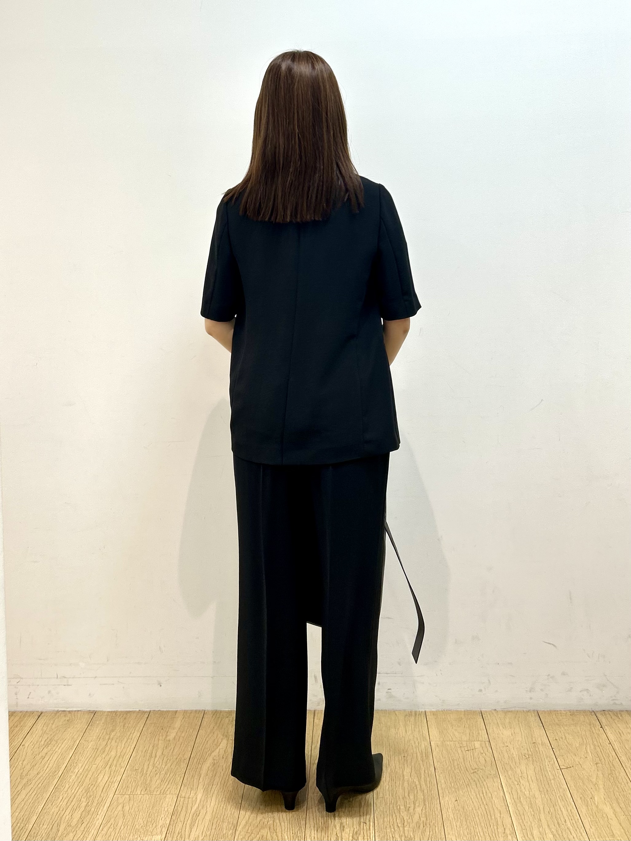 kozueさんの「INDIVI｜【洗える／UVケア】幾何学柄＆無地 タックVネック 半袖ブラウス」を使ったコーディネート