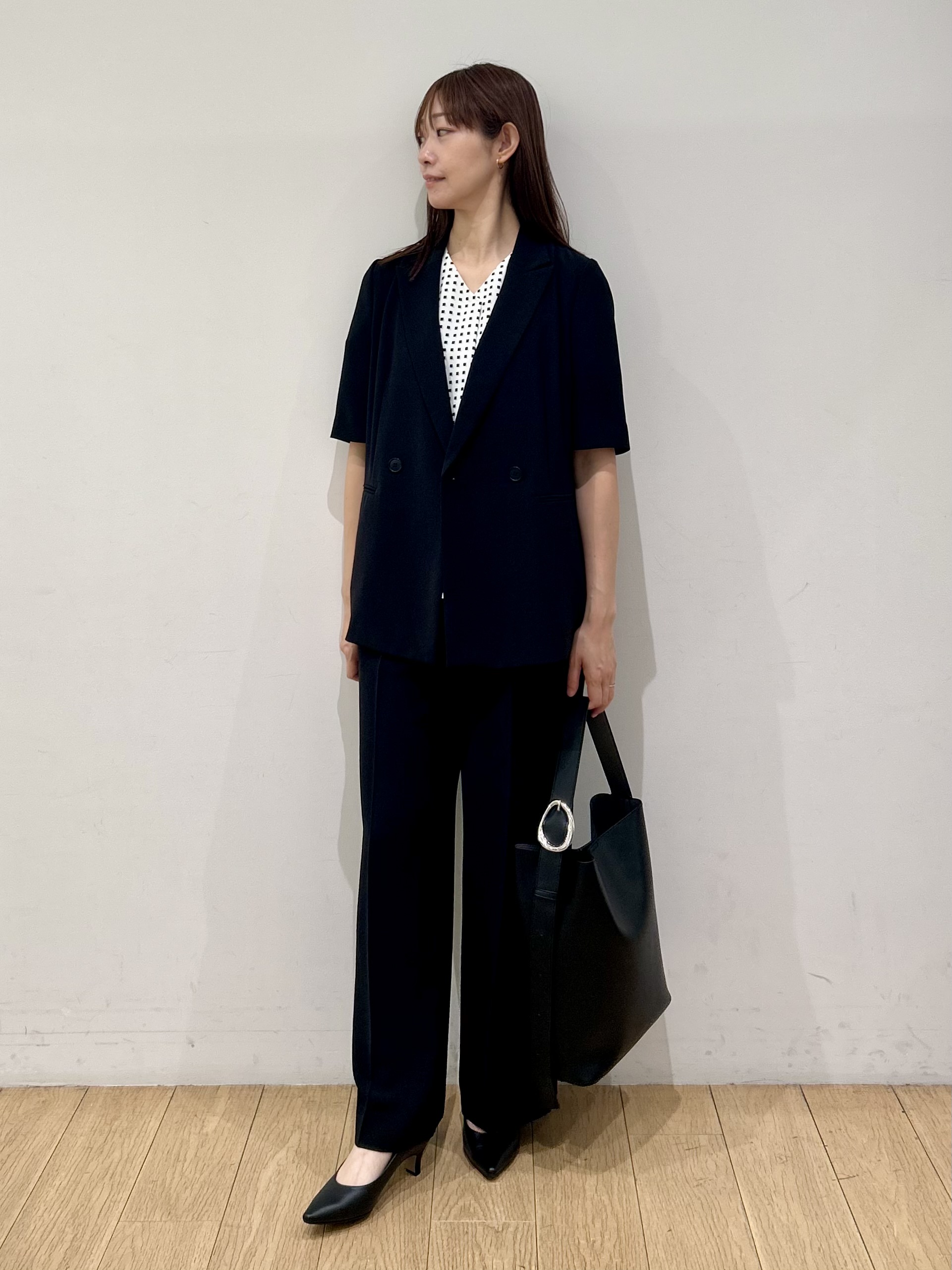 kozueさんの「INDIVI｜【洗える／UVケア】幾何学柄＆無地 タックVネック 半袖ブラウス」を使ったコーディネート