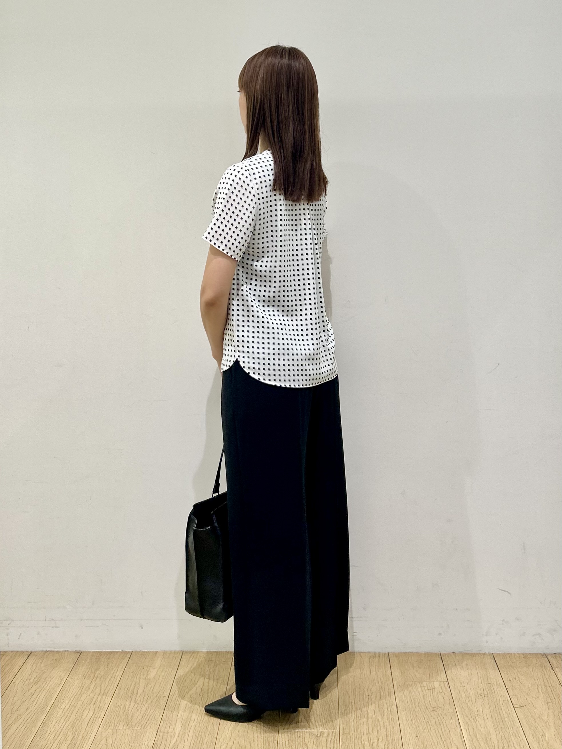 kozueさんの「INDIVI｜【洗える／UVケア】幾何学柄＆無地 タックVネック 半袖ブラウス」を使ったコーディネート