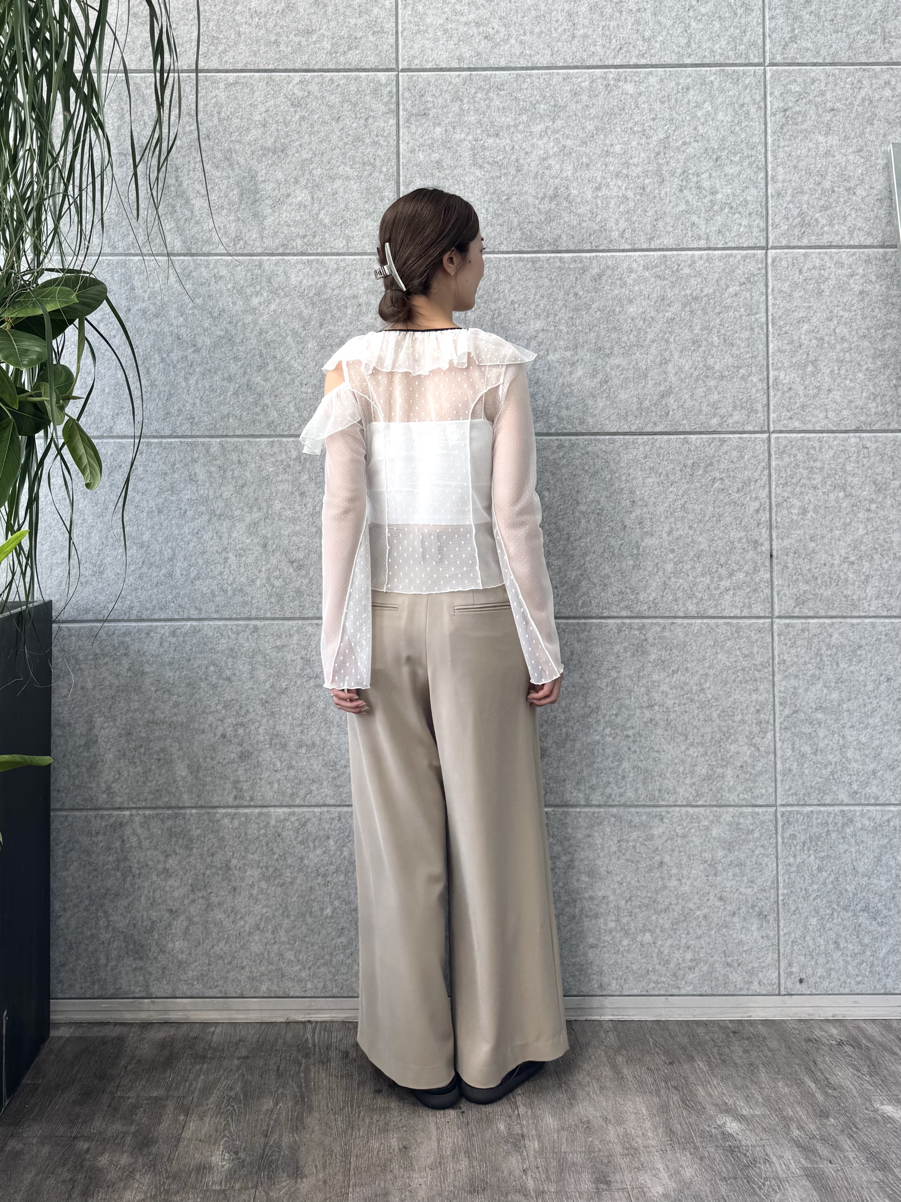 uchi__yamaさんの「CODE A｜tulle asymmetry blouse」を使ったコーディネート