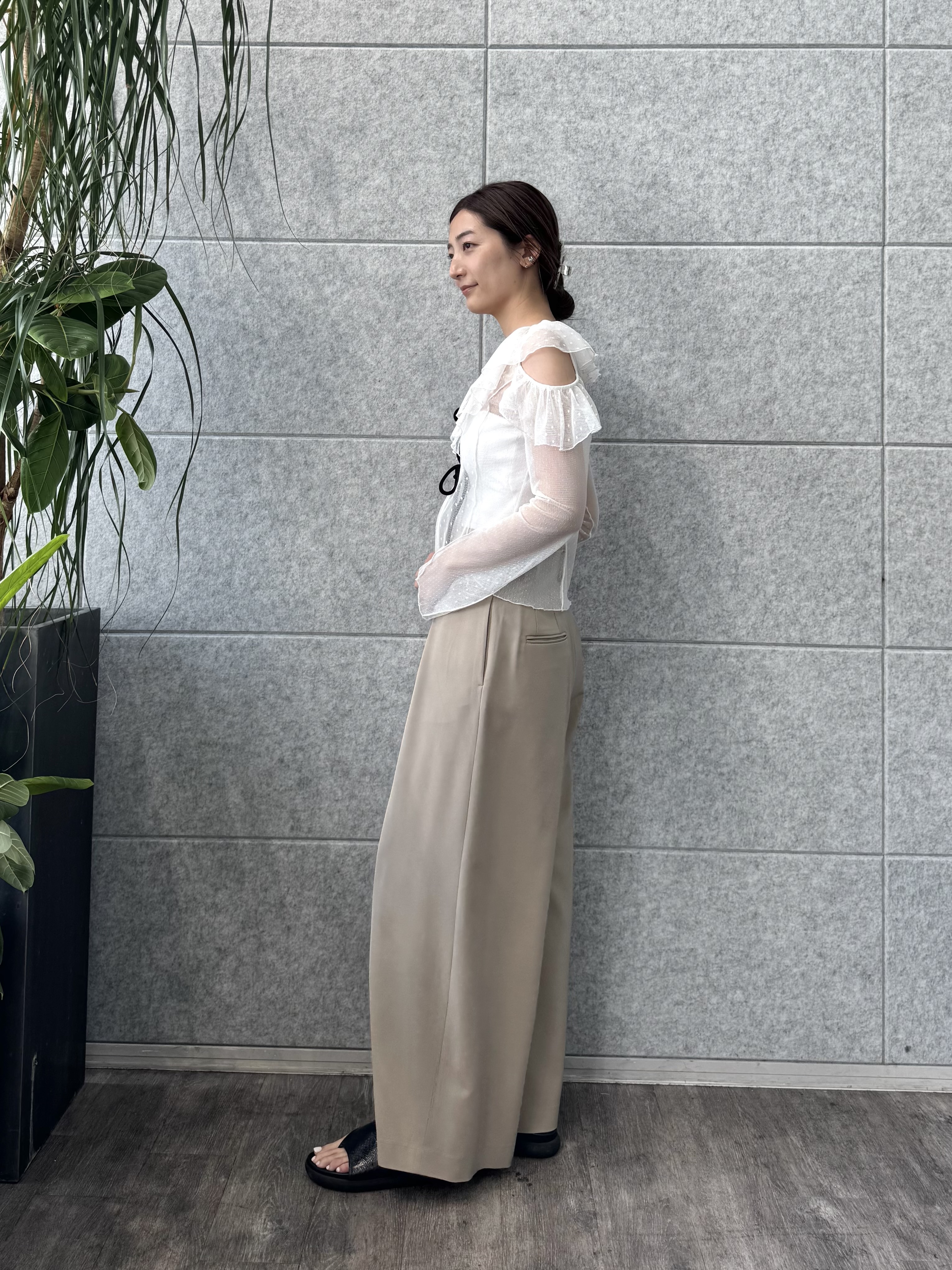 uchi__yamaさんの「CODE A｜tulle asymmetry blouse」を使ったコーディネート