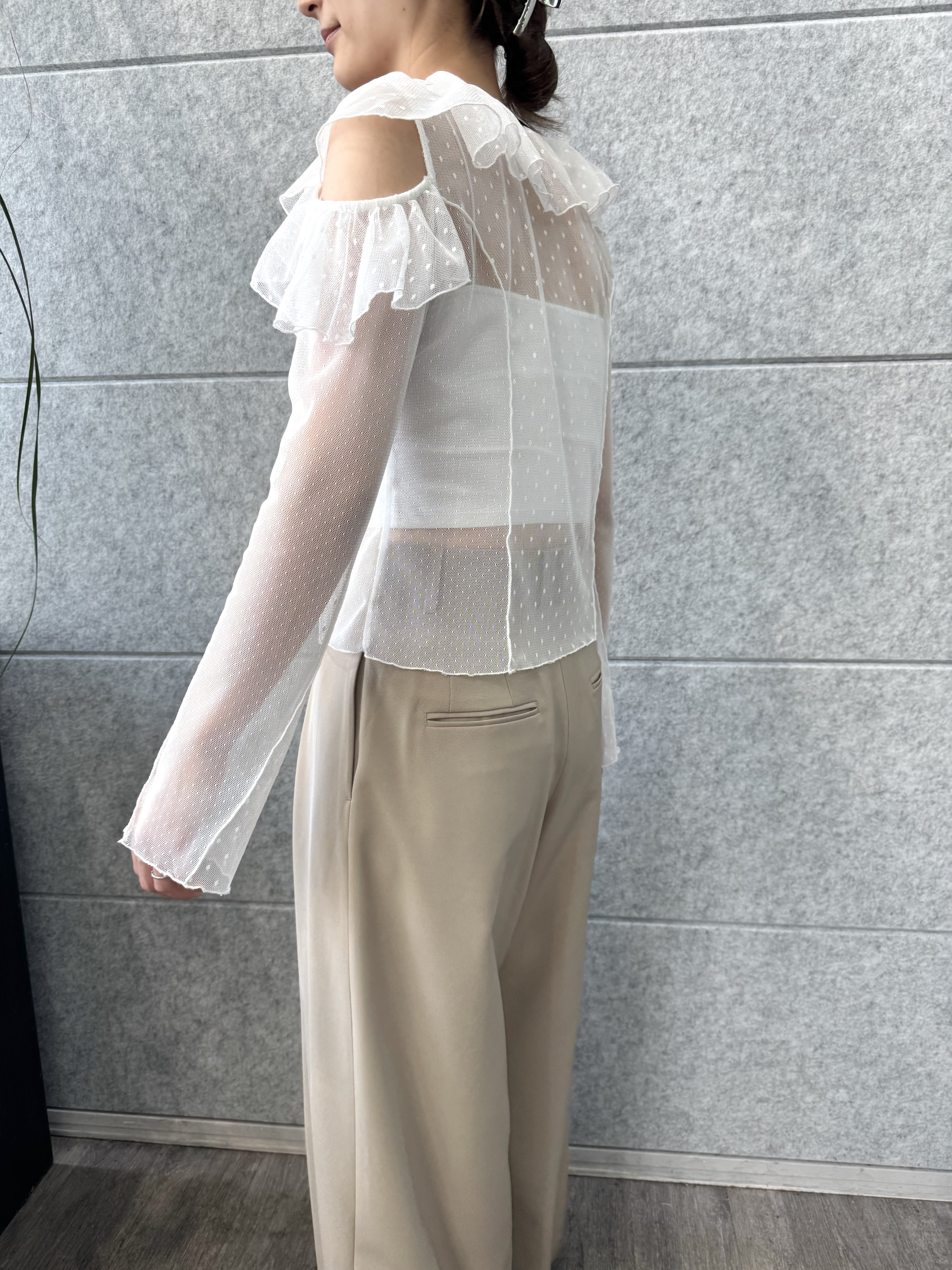uchi__yamaさんの「CODE A｜tulle asymmetry blouse」を使ったコーディネート