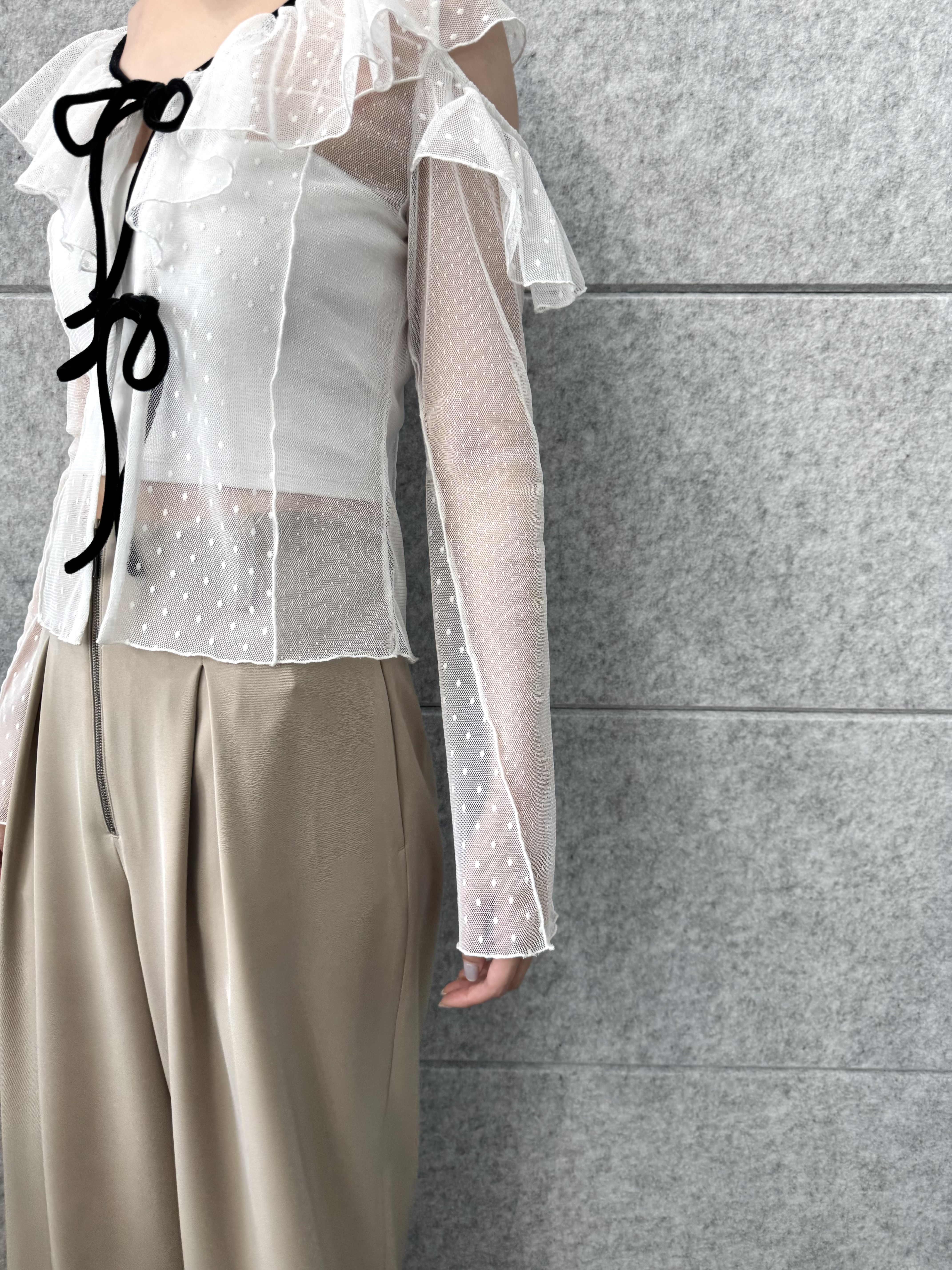 uchi__yamaさんの「CODE A｜tulle asymmetry blouse」を使ったコーディネート
