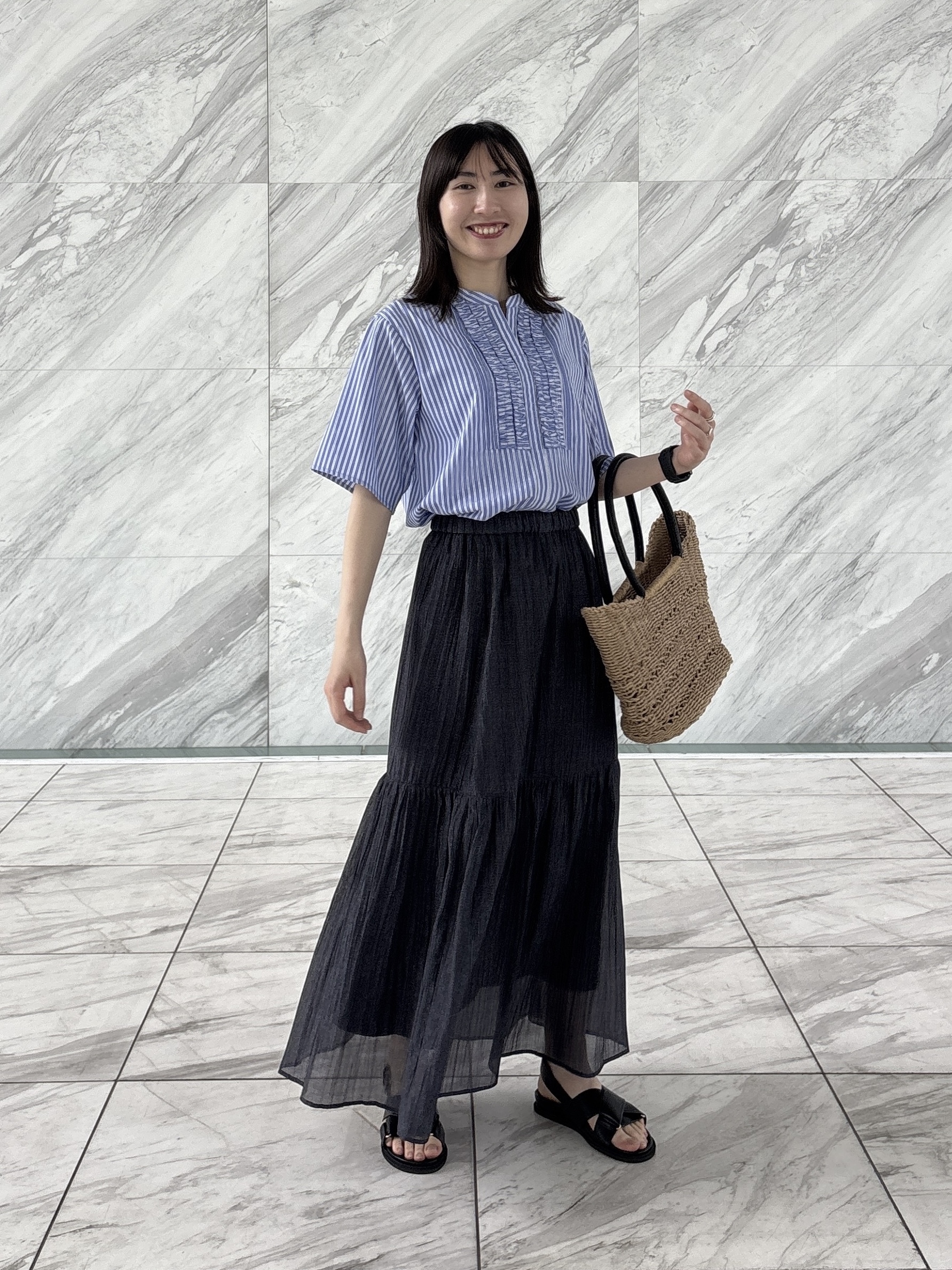 Yoshimiさんの「INDIVI｜【洗える／きれいめ】デニム風シアーティアードスカート」を使ったコーディネート