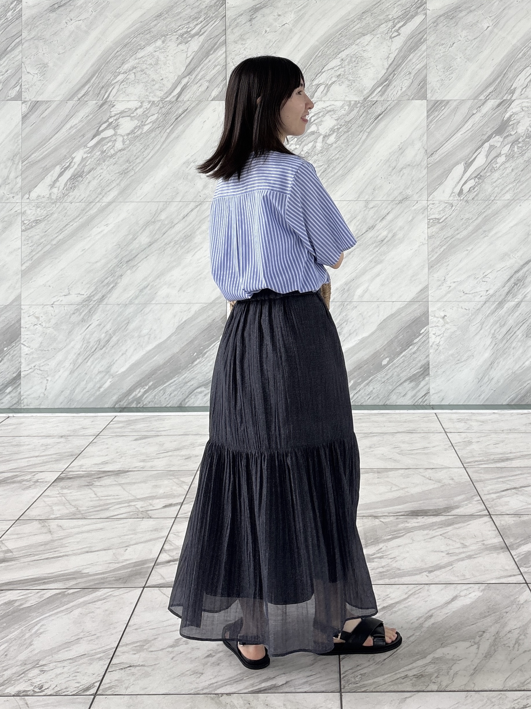 Yoshimiさんの「INDIVI｜【洗える／きれいめ】デニム風シアーティアードスカート」を使ったコーディネート
