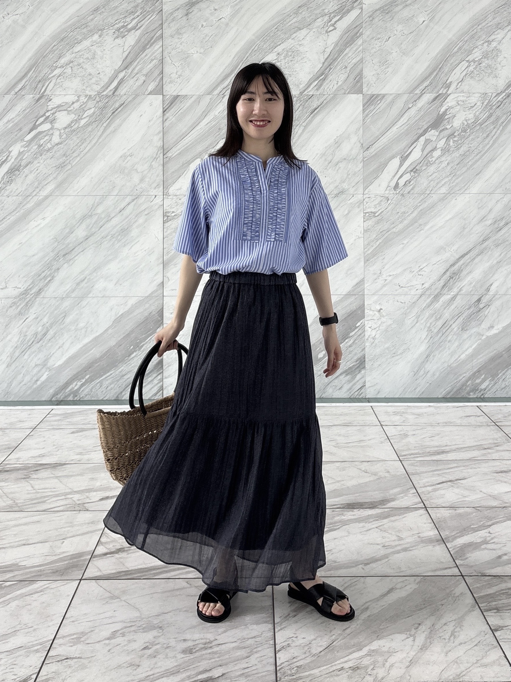 Yoshimiさんの「INDIVI｜【洗える／きれいめ】デニム風シアーティアードスカート」を使ったコーディネート