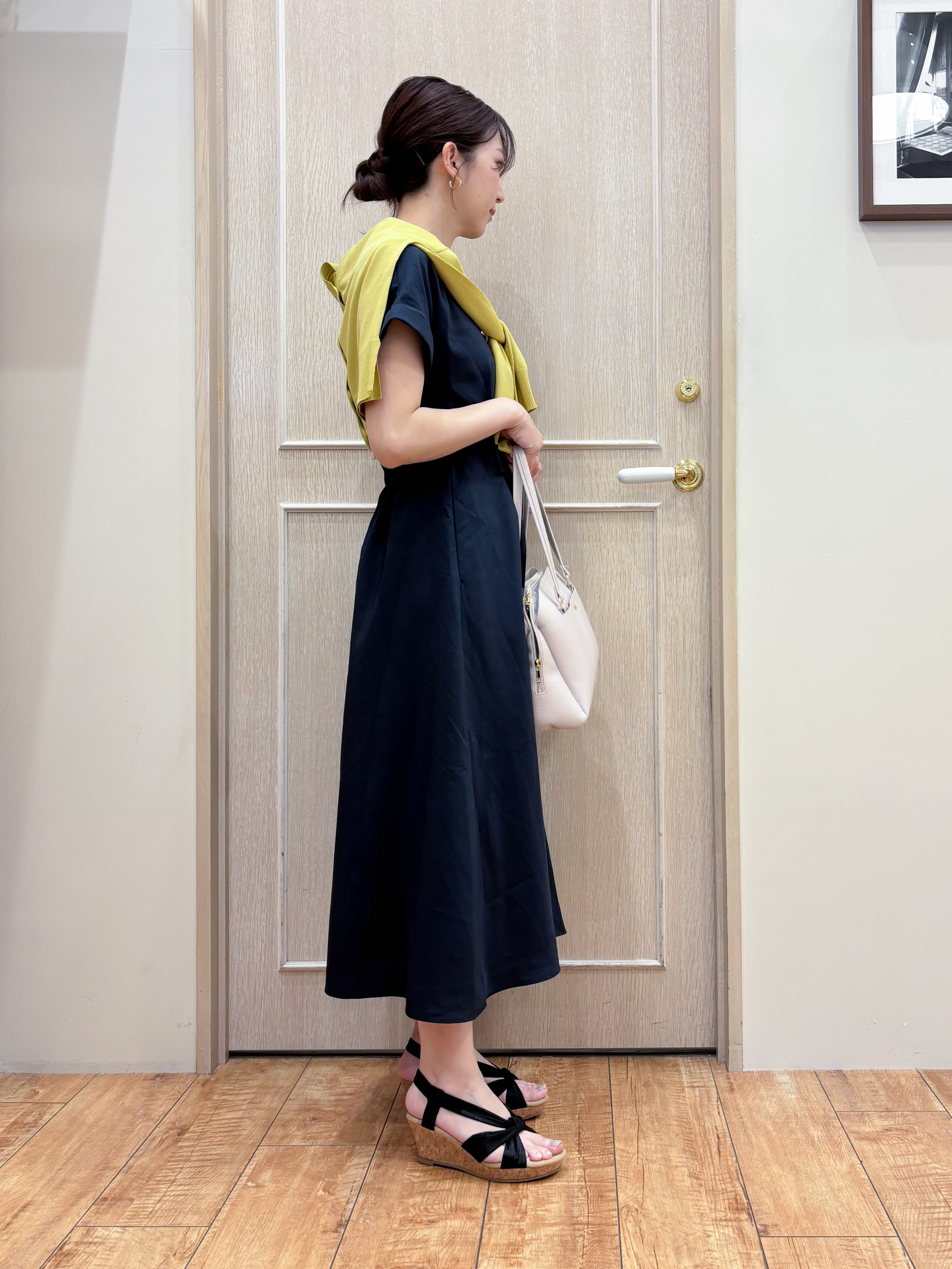 なみさんの「SHOO･LA･RUE｜【洗濯機可/ひんやり/UV】さらっとしたタッチが心地よい ショート丈 Vネックカーディガン」を使ったコーディネート