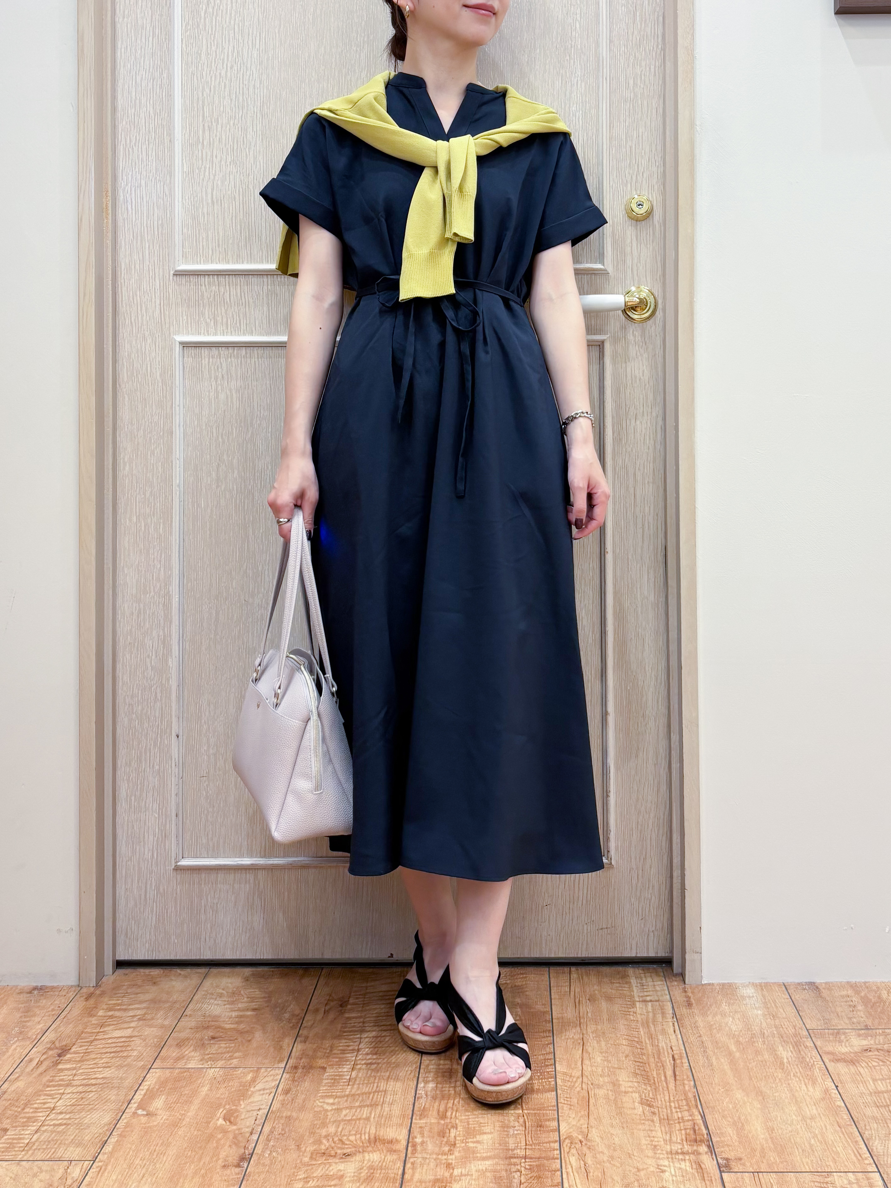 なみさんの「SHOO･LA･RUE｜【洗濯機可/ひんやり/UV】さらっとしたタッチが心地よい ショート丈 Vネックカーディガン」を使ったコーディネート