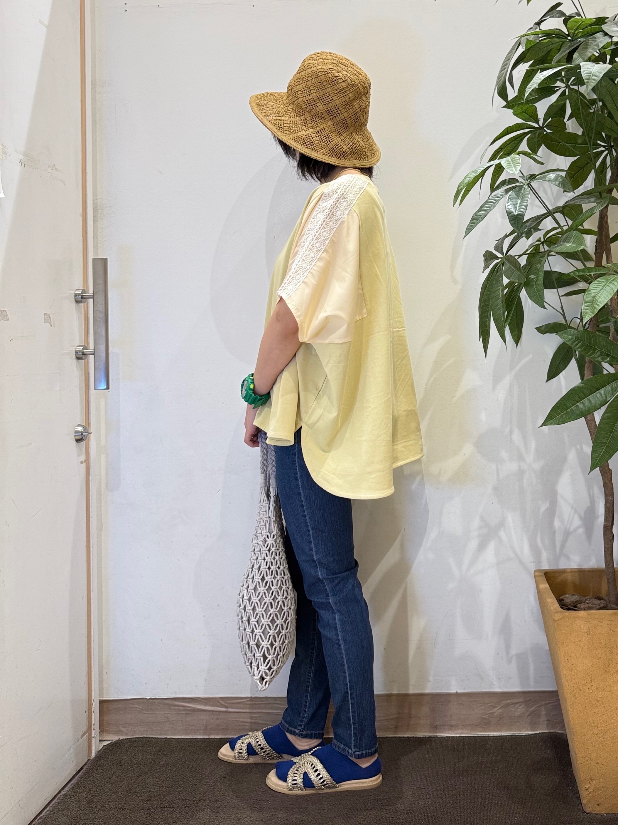 misakiさんの「SHOO･LA･RUE｜【ひんやり/洗濯機可/体型カバー】インせず着られる 肩レース切り替えポンチョ風トップス」を使ったコーディネート