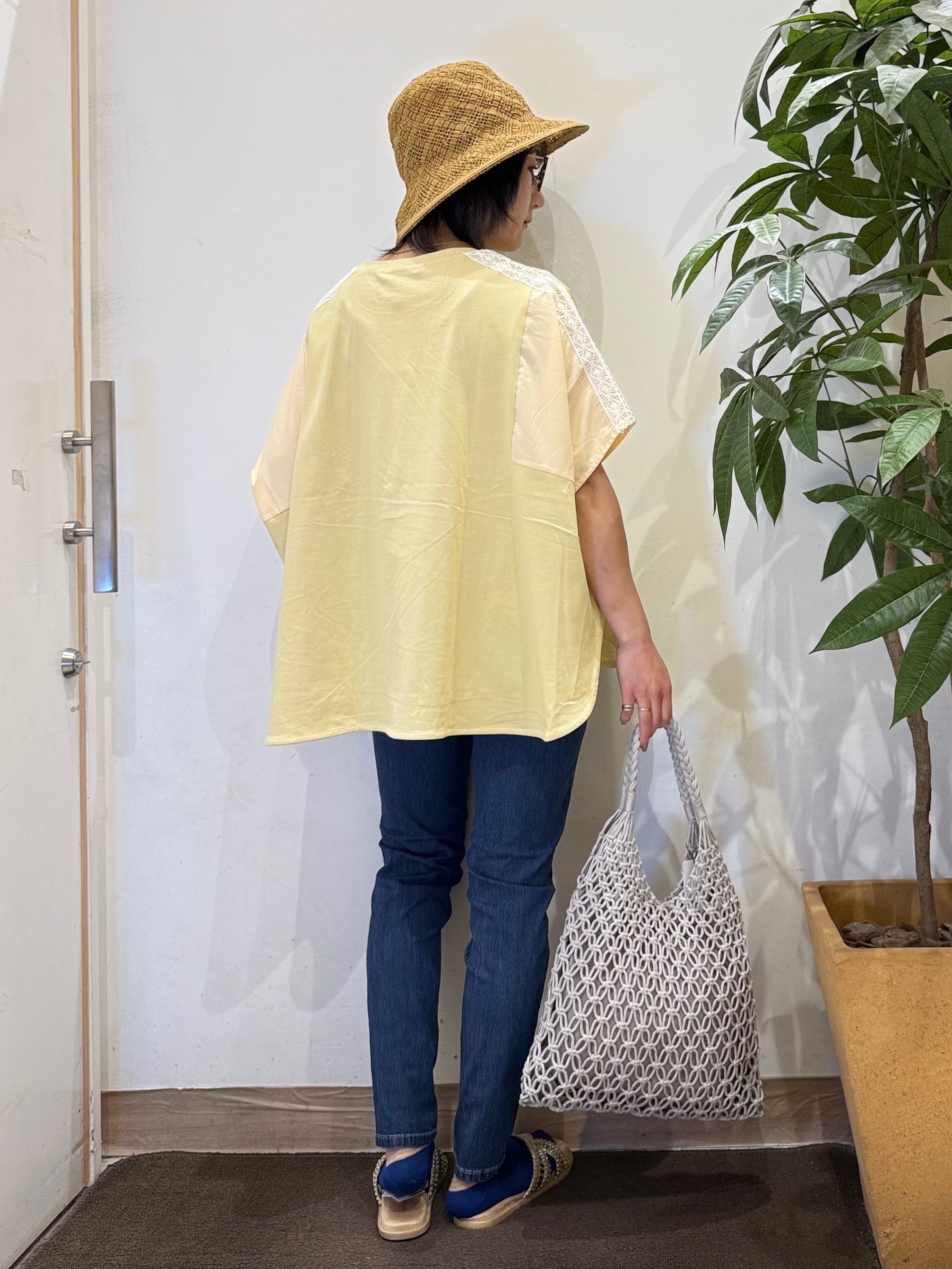 misakiさんの「SHOO･LA･RUE｜【ひんやり/洗濯機可/体型カバー】インせず着られる 肩レース切り替えポンチョ風トップス」を使ったコーディネート