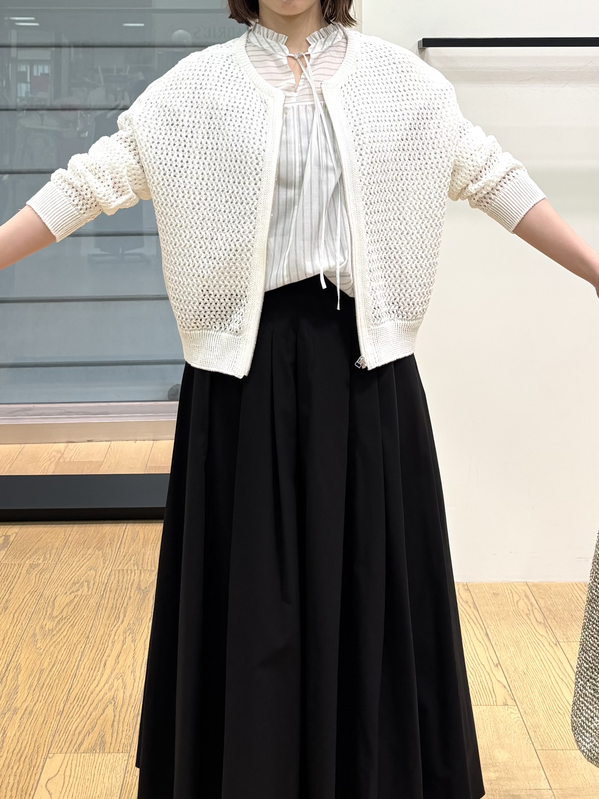 asamiさんの「INDIVI｜【洗える／軽やか】フリル衿ギャザーブラウス」を使ったコーディネート