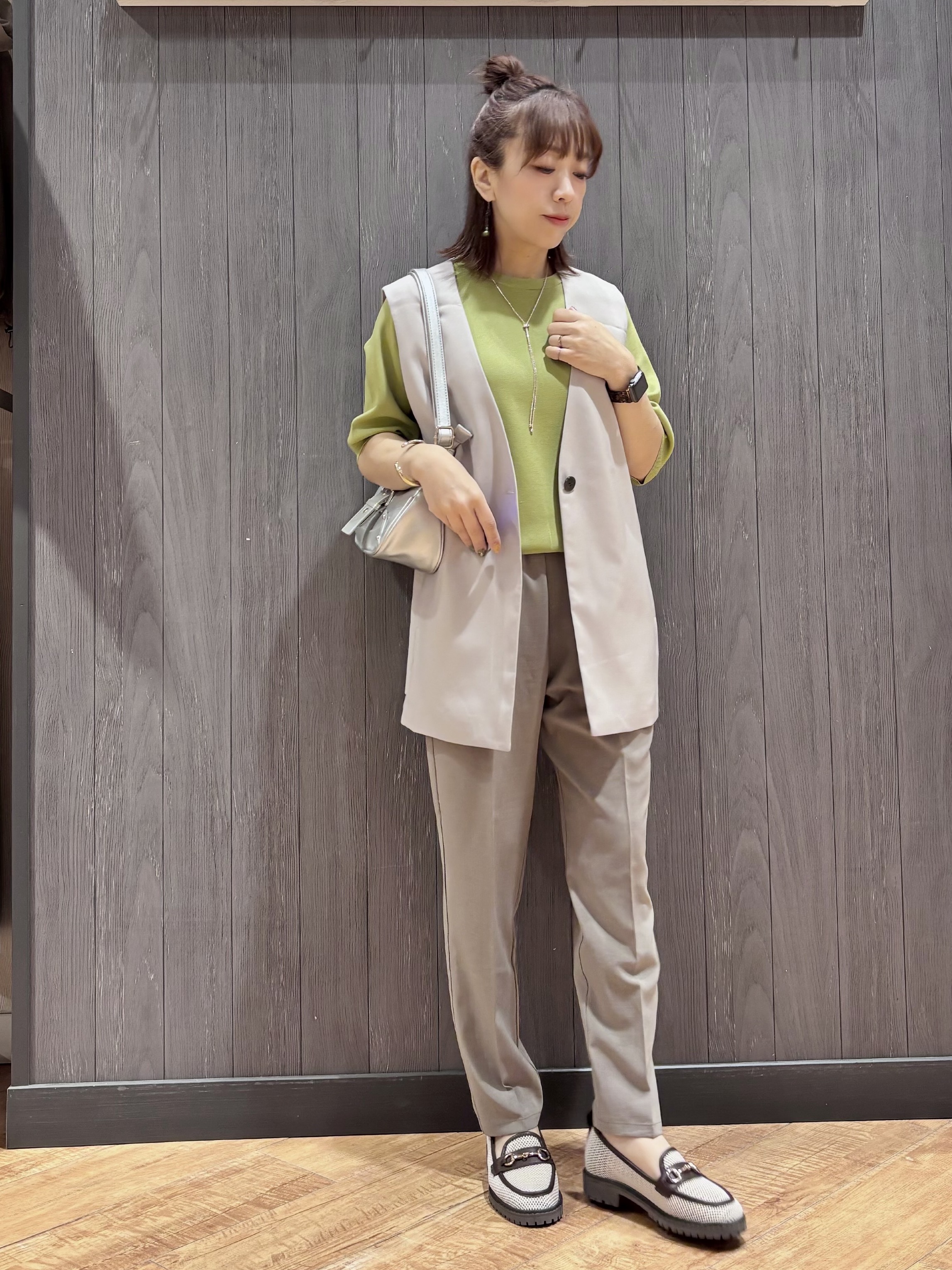 meiさんの「SHOO･LA･RUE｜【セットアップ可/洗濯後しわになりにくい/S-LL】シンプルで合わせやすい ノーカラージレ」を使ったコーディネート