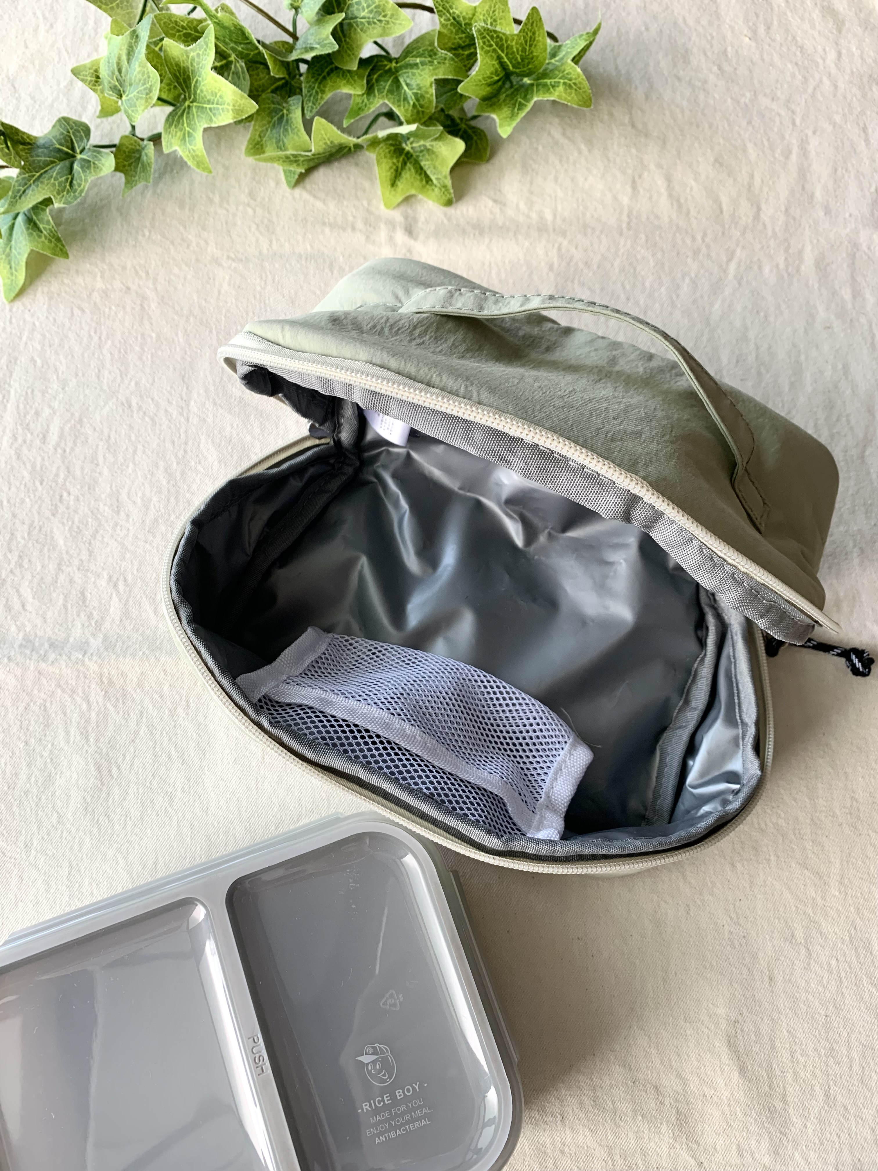 mikachoさんの「212 KITCHEN STORE｜ぐるっとジッパーランチバッグ GR ＜212Kオリジナル＞」を使ったコーディネート