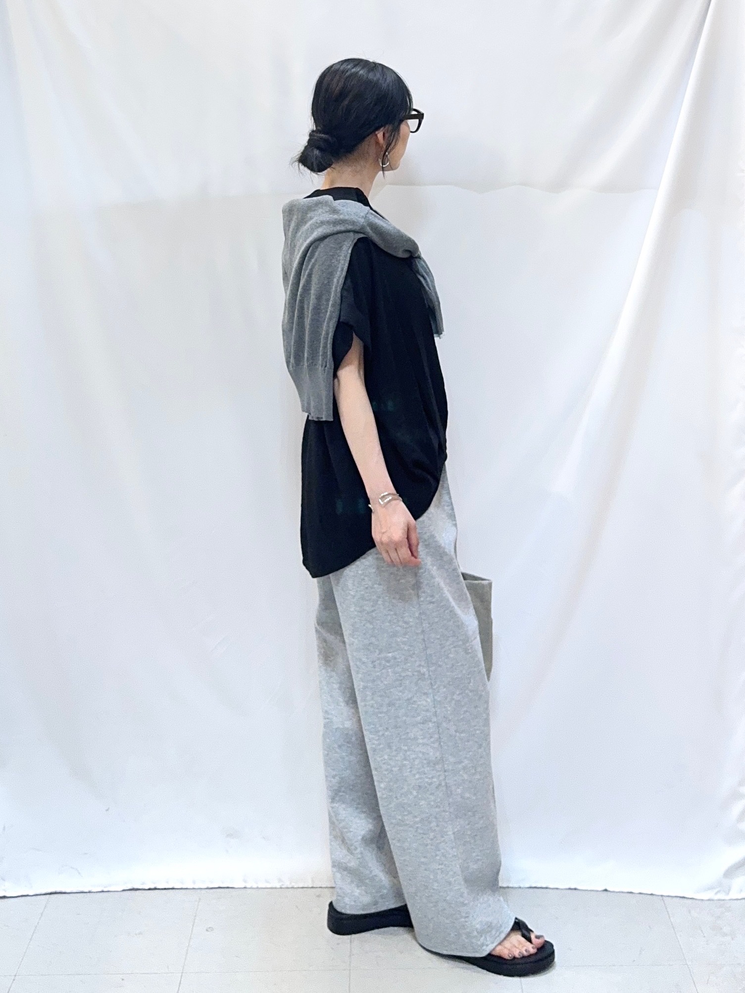 𝐇𝐢𝐫𝐨𝐦𝐢さんの「SHOO･LA･RUE｜【ひんやり/S-LL/洗濯機可】インせず着られる 裾タック スキッパーシャツ」を使ったコーディネート