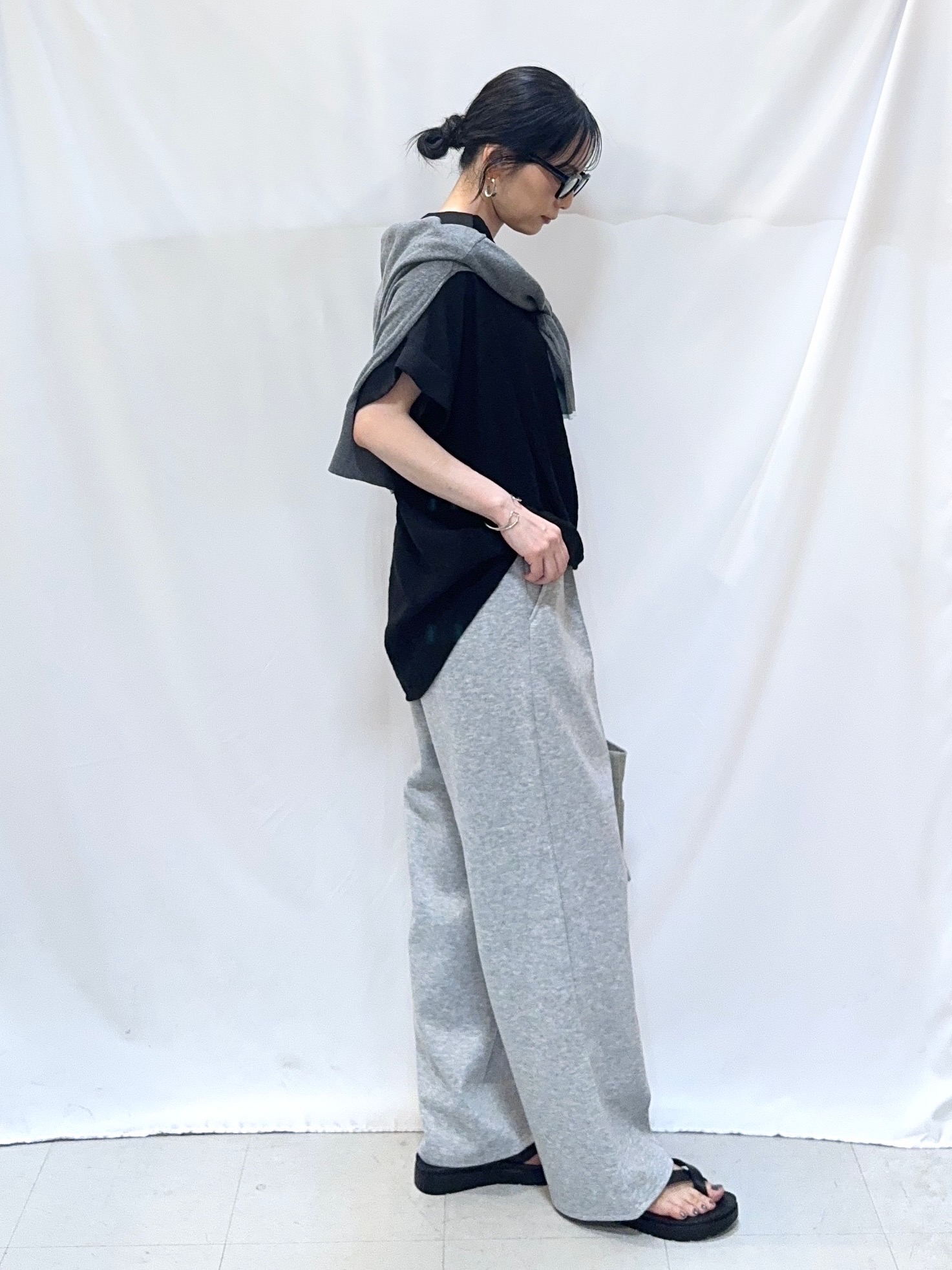 𝐇𝐢𝐫𝐨𝐦𝐢さんの「SHOO･LA･RUE｜【ひんやり/S-LL/洗濯機可】インせず着られる 裾タック スキッパーシャツ」を使ったコーディネート