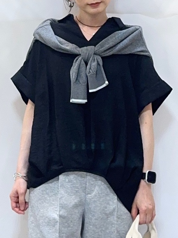 𝐇𝐢𝐫𝐨𝐦𝐢さんの「SHOO･LA･RUE｜【ひんやり/S-LL/洗濯機可】インせず着られる 裾タック スキッパーシャツ」を使ったコーディネート