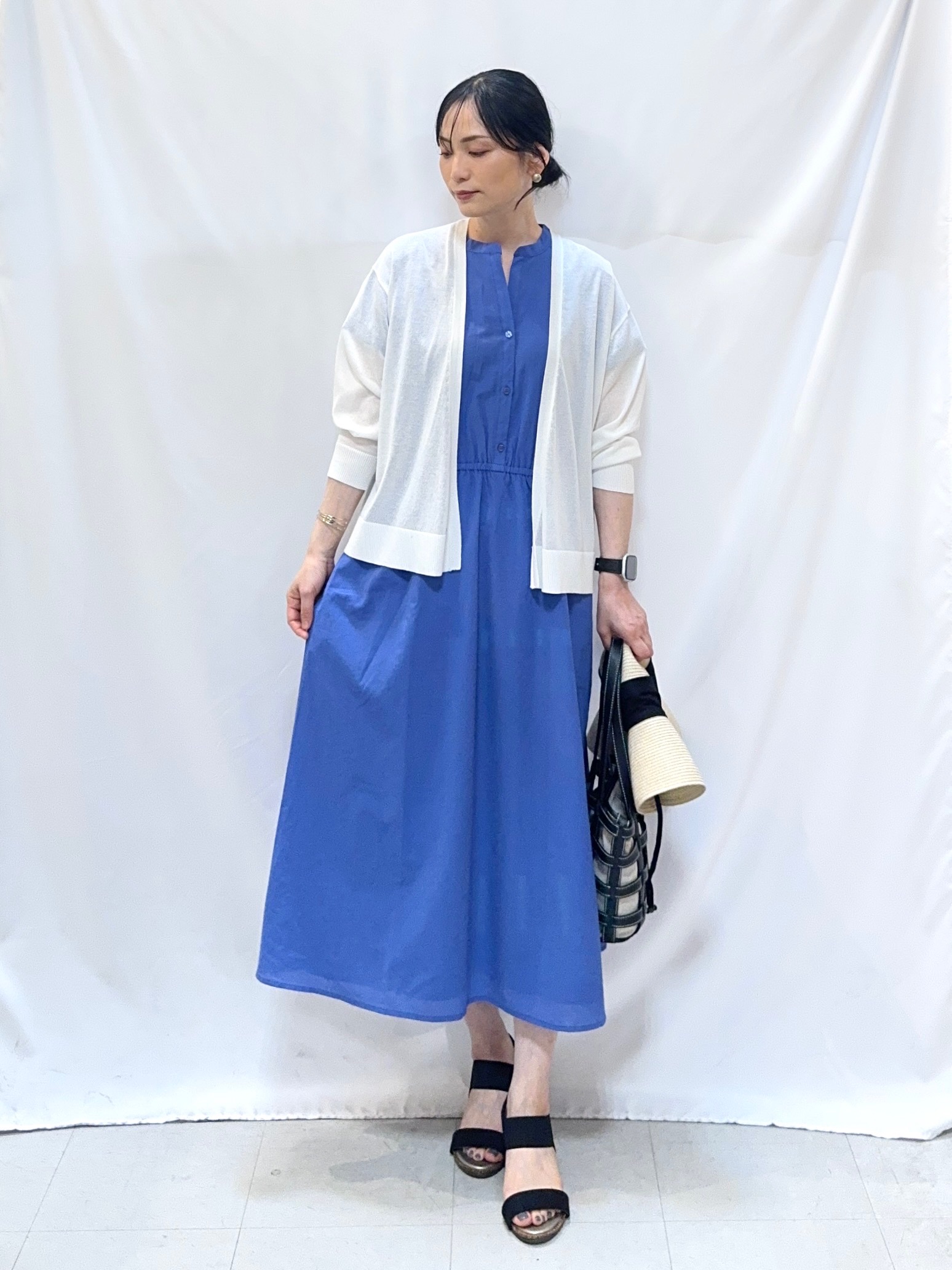 𝐇𝐢𝐫𝐨𝐦𝐢さんの「SHOO･LA･RUE｜【ひんやり/洗濯機可/S-LL】オンにもオフにも マルチに使えるボタンレスカーディガン」を使ったコーディネート