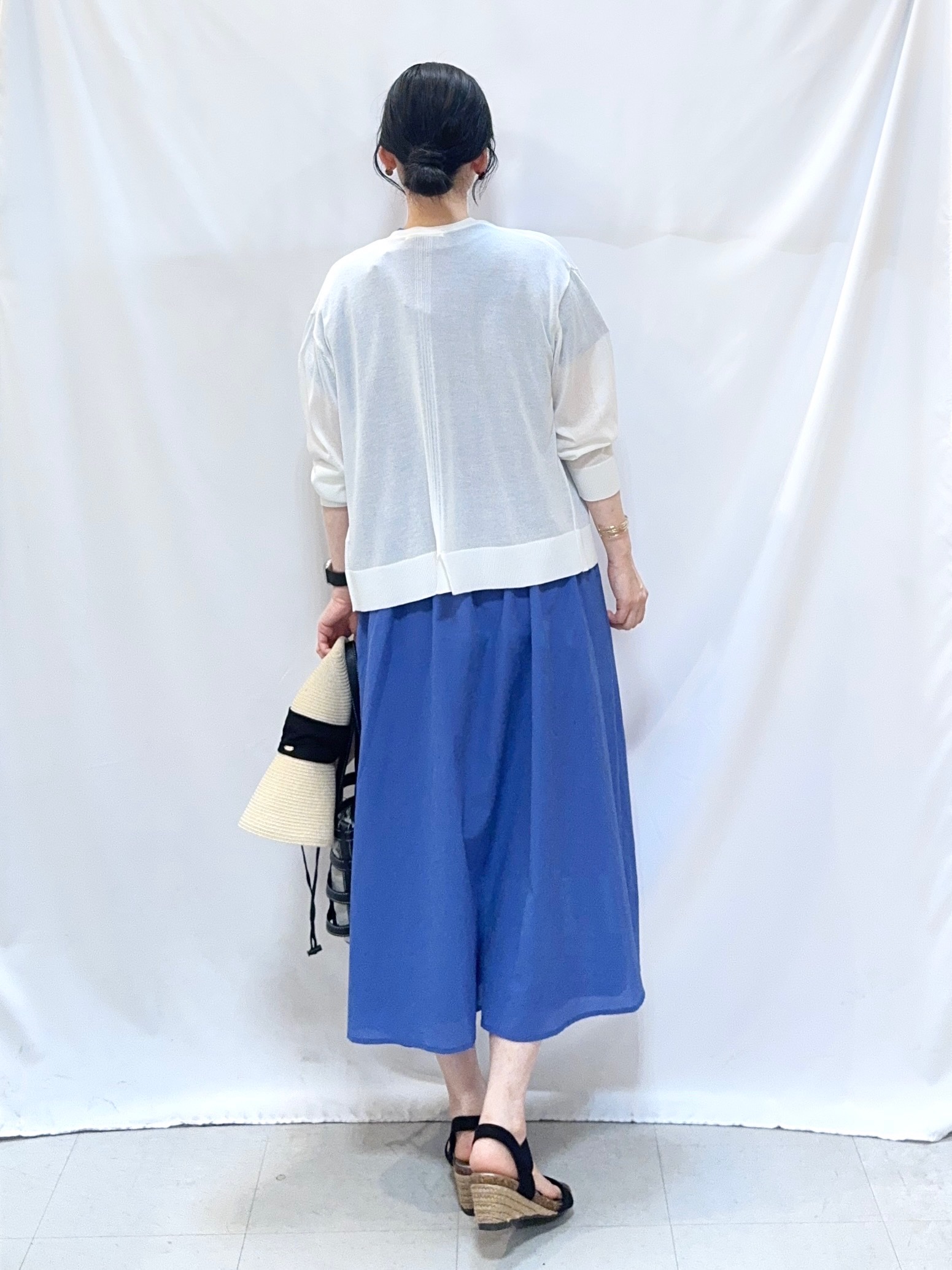𝐇𝐢𝐫𝐨𝐦𝐢さんの「SHOO･LA･RUE｜【ひんやり/洗濯機可/S-LL】オンにもオフにも マルチに使えるボタンレスカーディガン」を使ったコーディネート