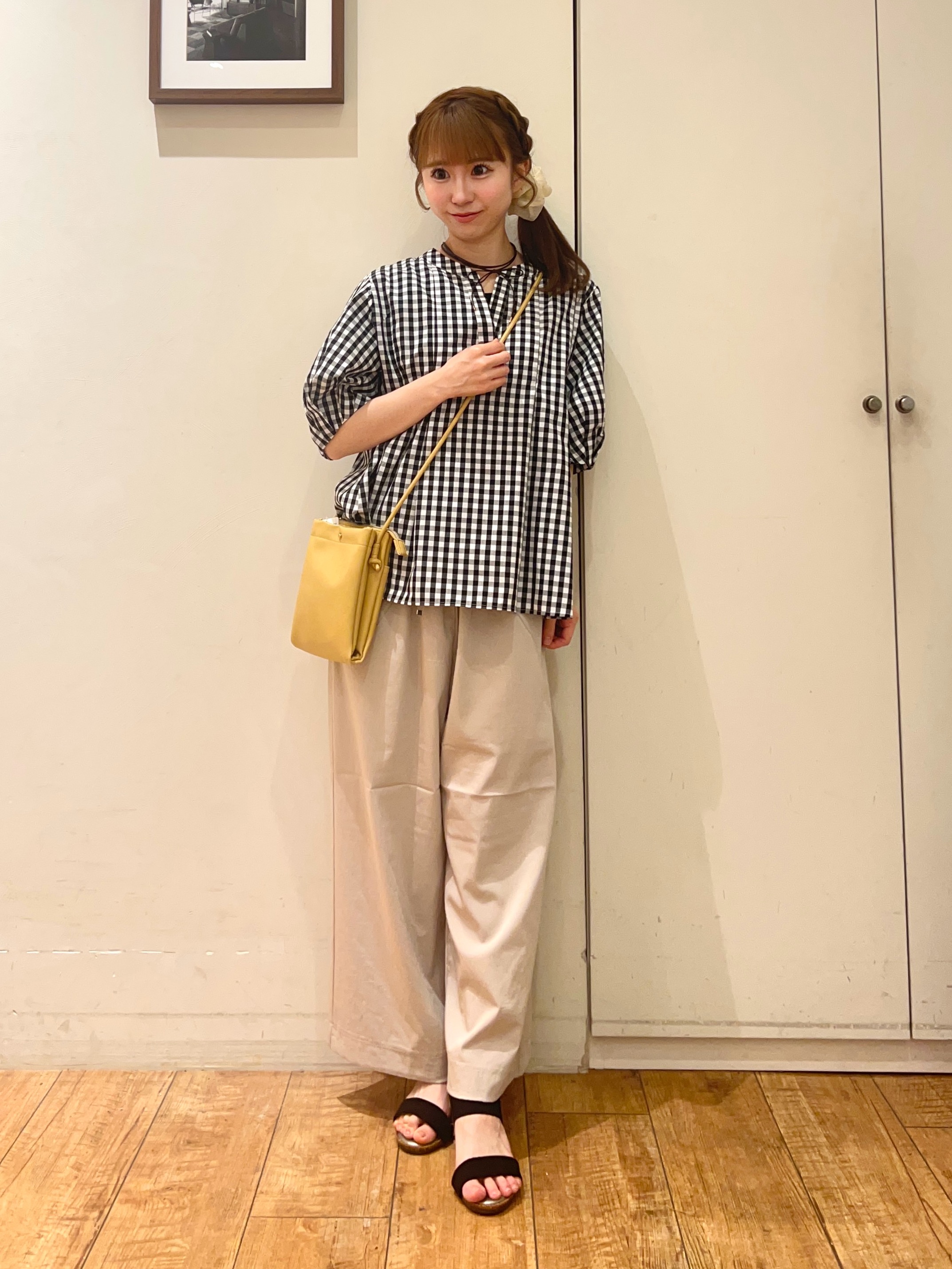 AIRIさんの「SHOO･LA･RUE｜【高レビュー/洗濯後しわになりにくい/インせず着られる】自然に体型カバー 麻調ペプラムブラウス」を使ったコーディネート