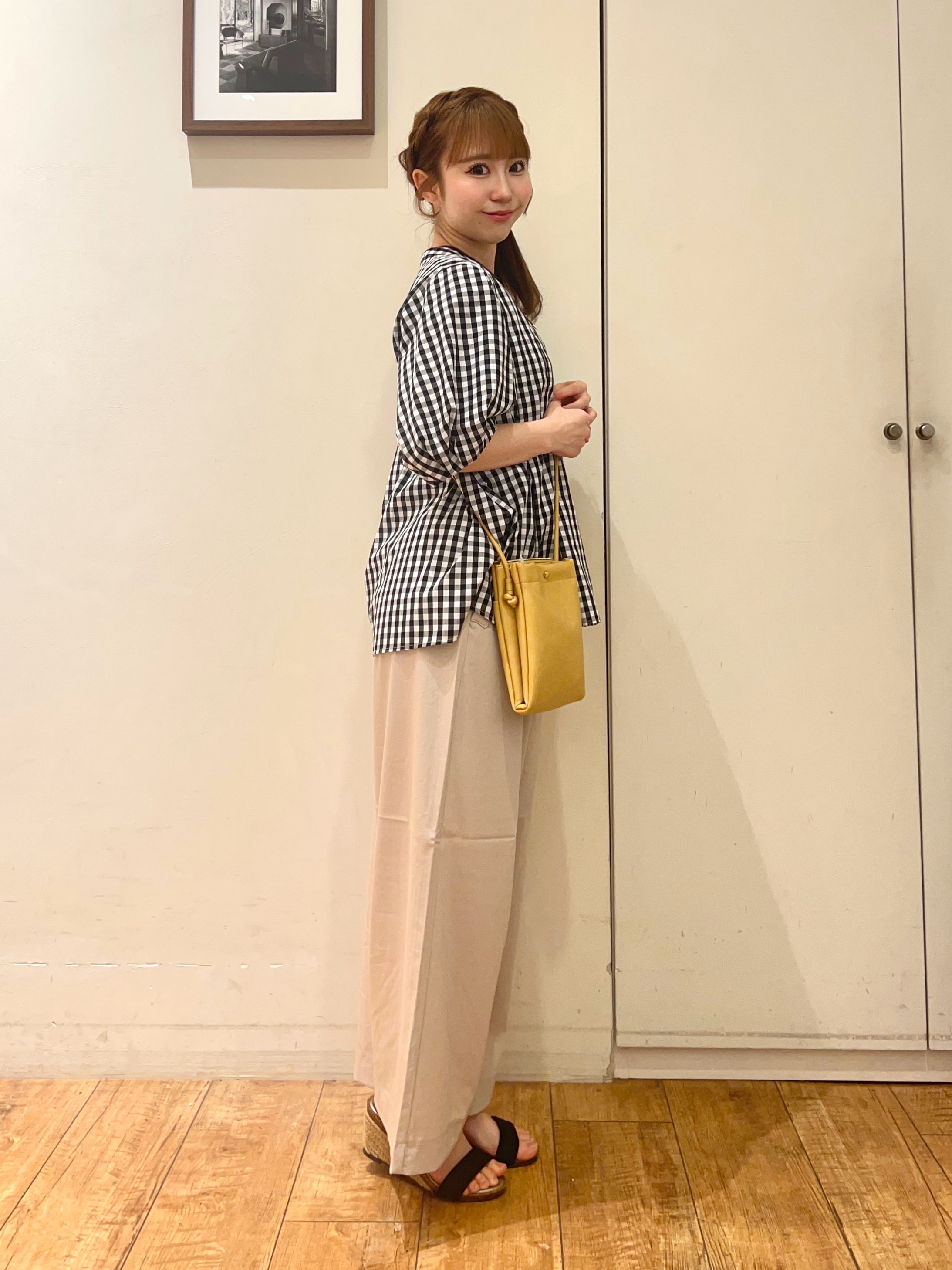 AIRIさんの「SHOO･LA･RUE｜【高レビュー/洗濯後しわになりにくい/インせず着られる】自然に体型カバー 麻調ペプラムブラウス」を使ったコーディネート