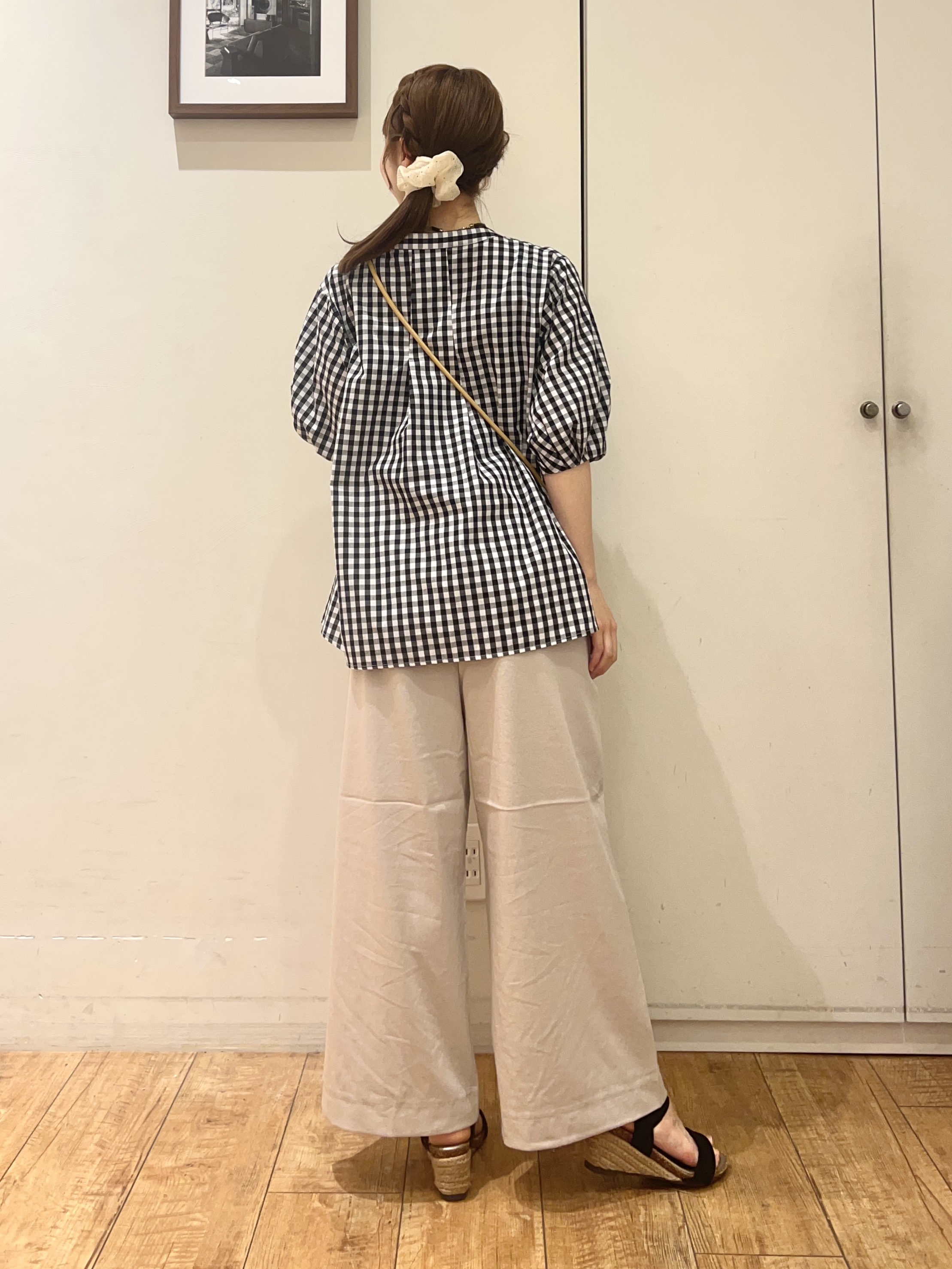 AIRIさんの「SHOO･LA･RUE｜【高レビュー/洗濯後しわになりにくい/インせず着られる】自然に体型カバー 麻調ペプラムブラウス」を使ったコーディネート