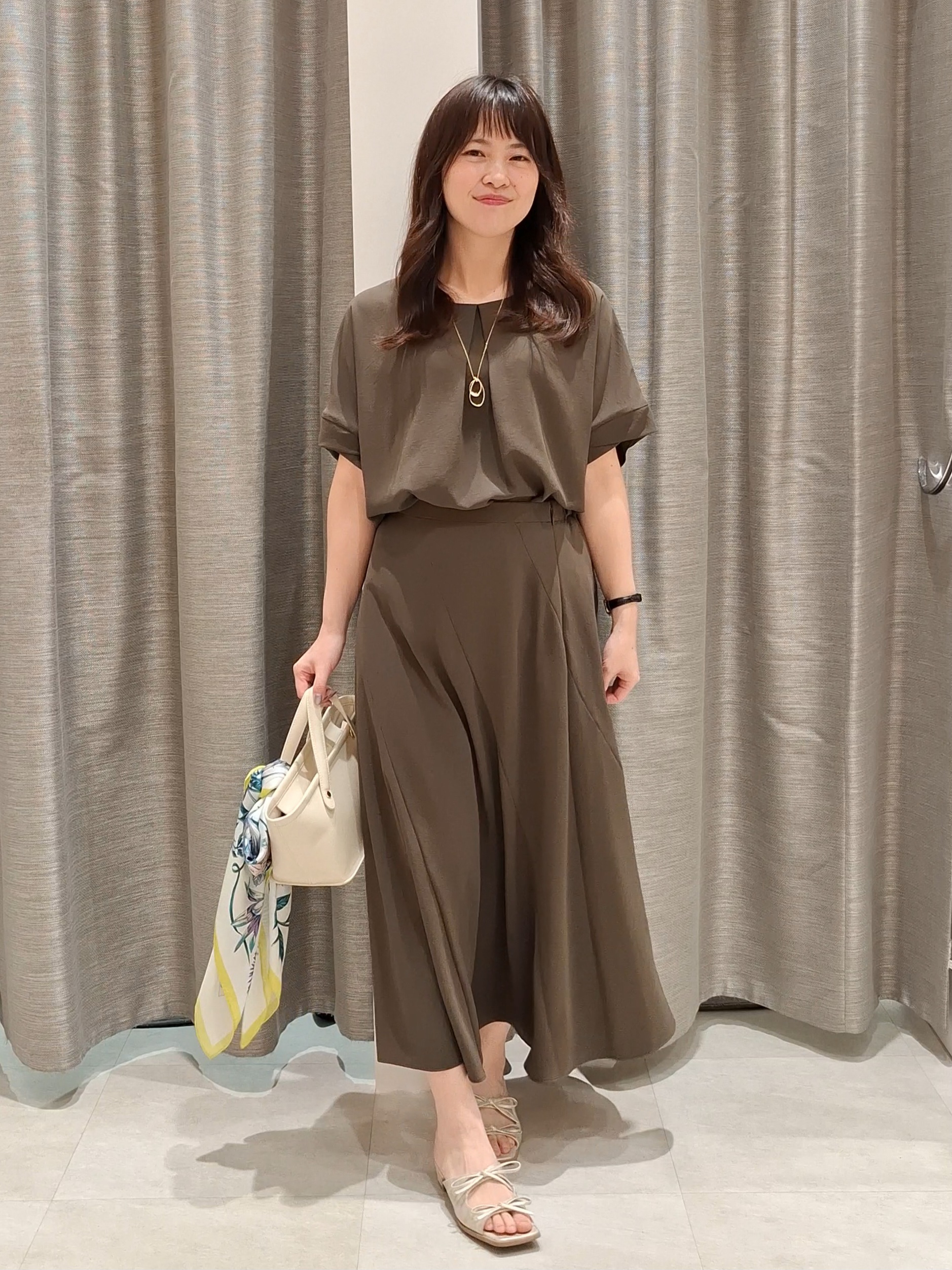 YuKaRiさんの「UNTITLED｜【前後2WAY/はっ水/セットアップ可】リラクシーフレンチスリーブブラウス」を使ったコーディネート
