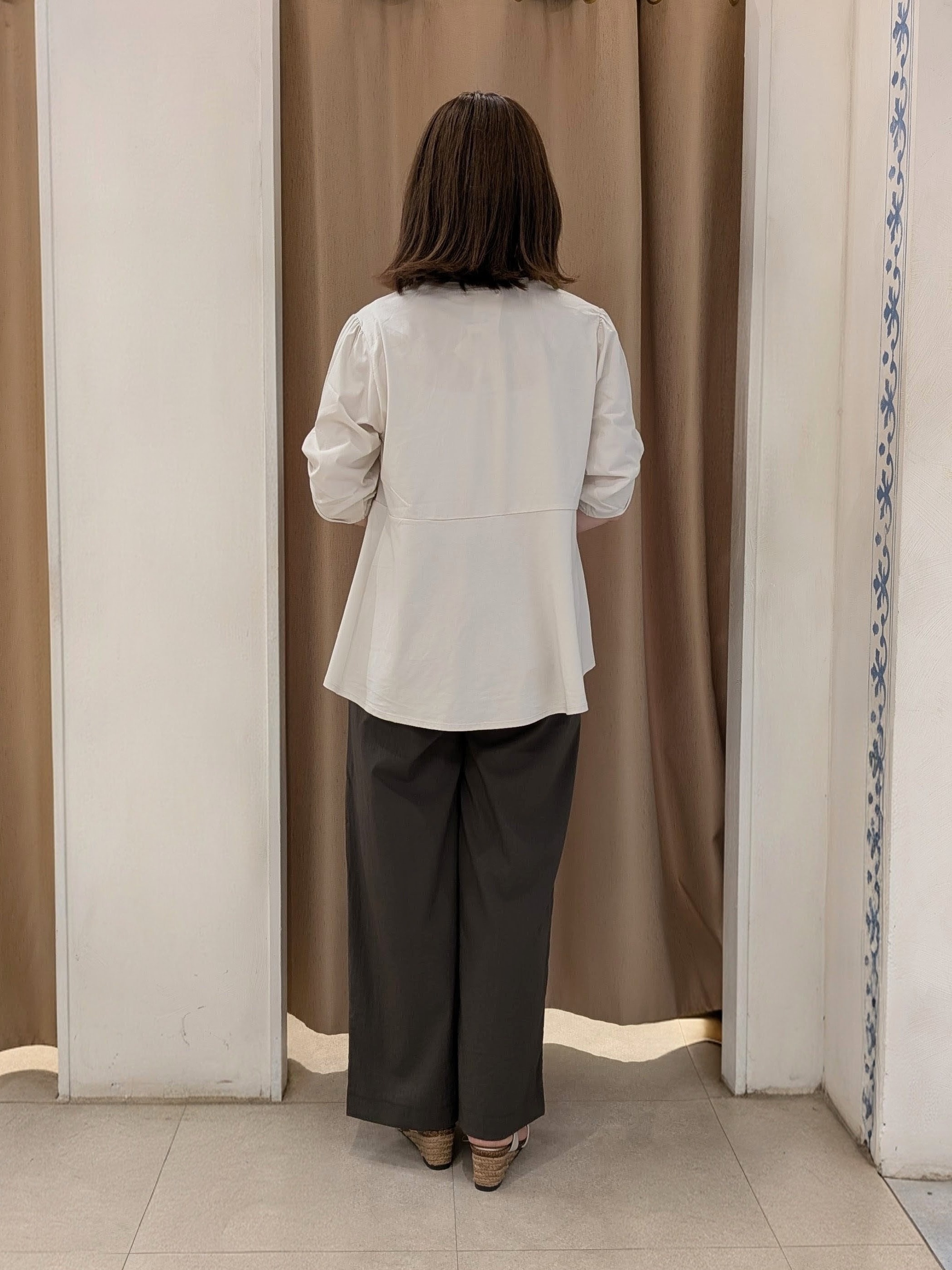 junさんの「SHOO･LA･RUE｜【ひんやり/S-LL/洗濯機可】切り替えラインでスタイルアップ お袖ねじり ペプラムトップス」を使ったコーディネート