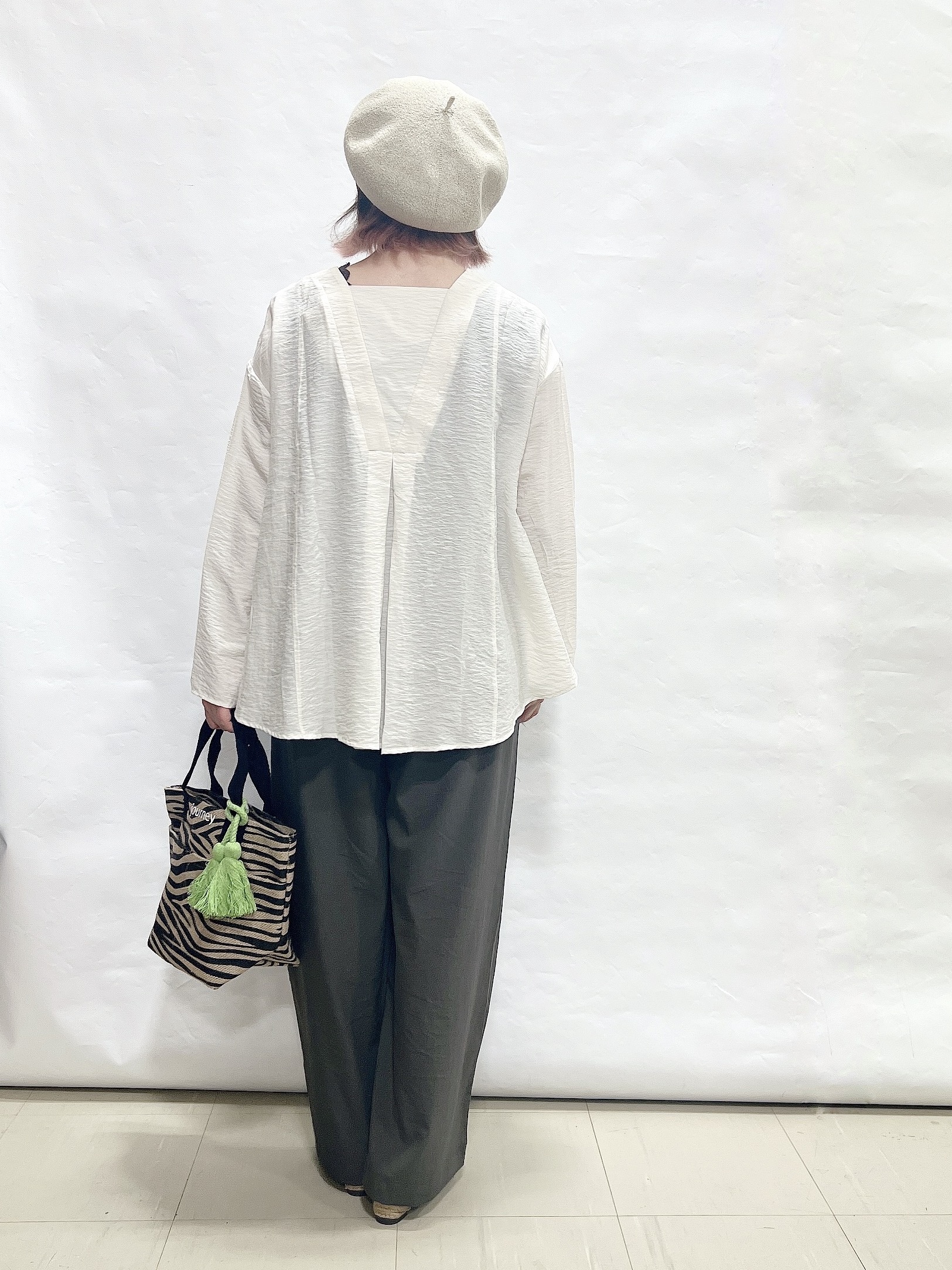 YUIさんの「SHOO･LA･RUE｜【洗濯機可/S-LL】お顔周りすっきり 大人のシアーシャツカーディガン」を使ったコーディネート