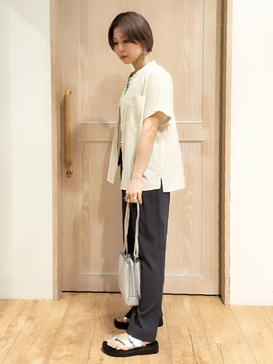 YUKIさんの「SHOO･LA･RUE｜【さらり快適/洗濯機可/S-LL】風が通り抜ける 半袖バンドカラーシアーシャツ」を使ったコーディネート