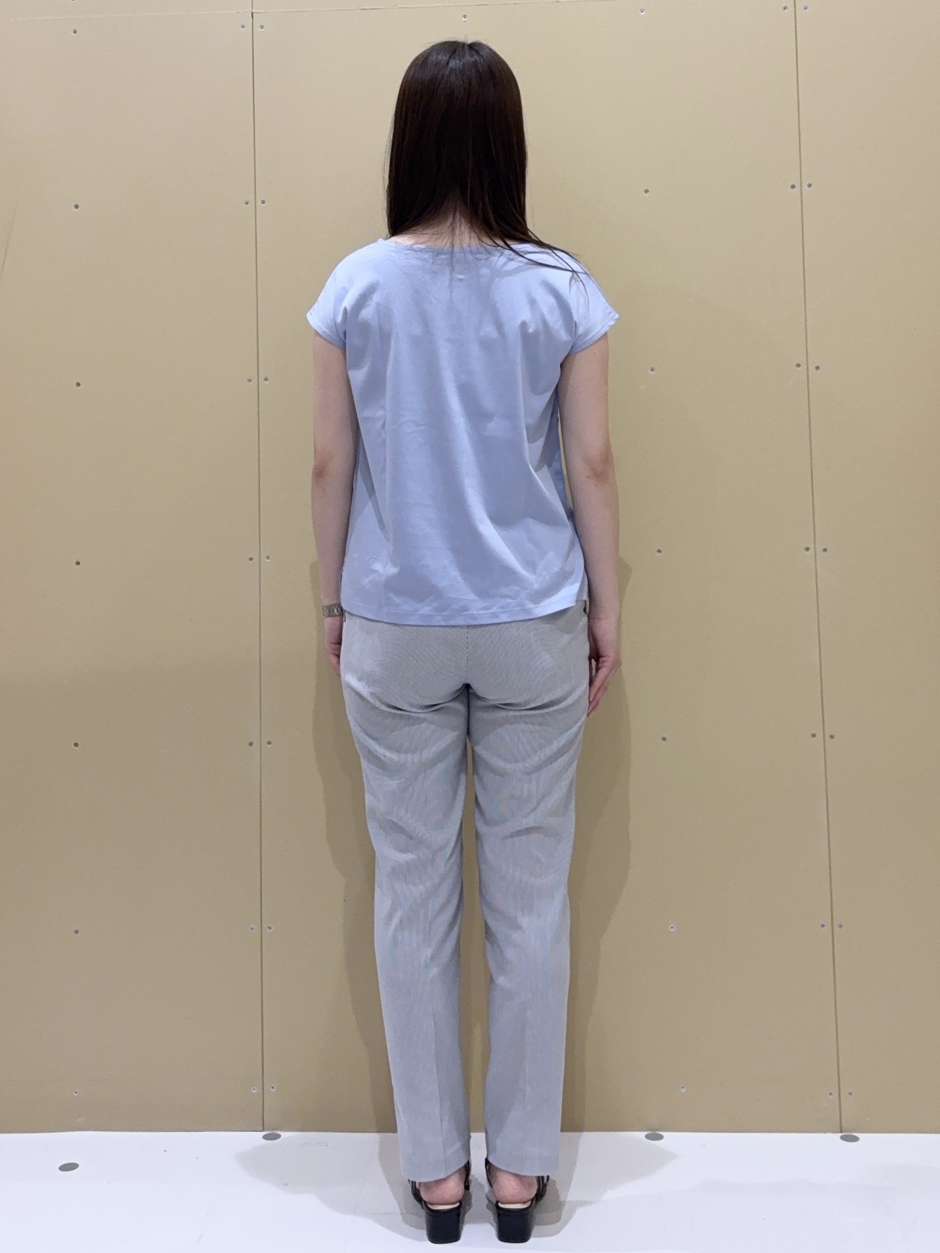 EMIRIさんの「OPAQUE.CLIP｜【接触冷感】ビジューキーネックフレンチトップス《UVケア／洗濯機OK／XS～3L／8col》」を使ったコーディネート