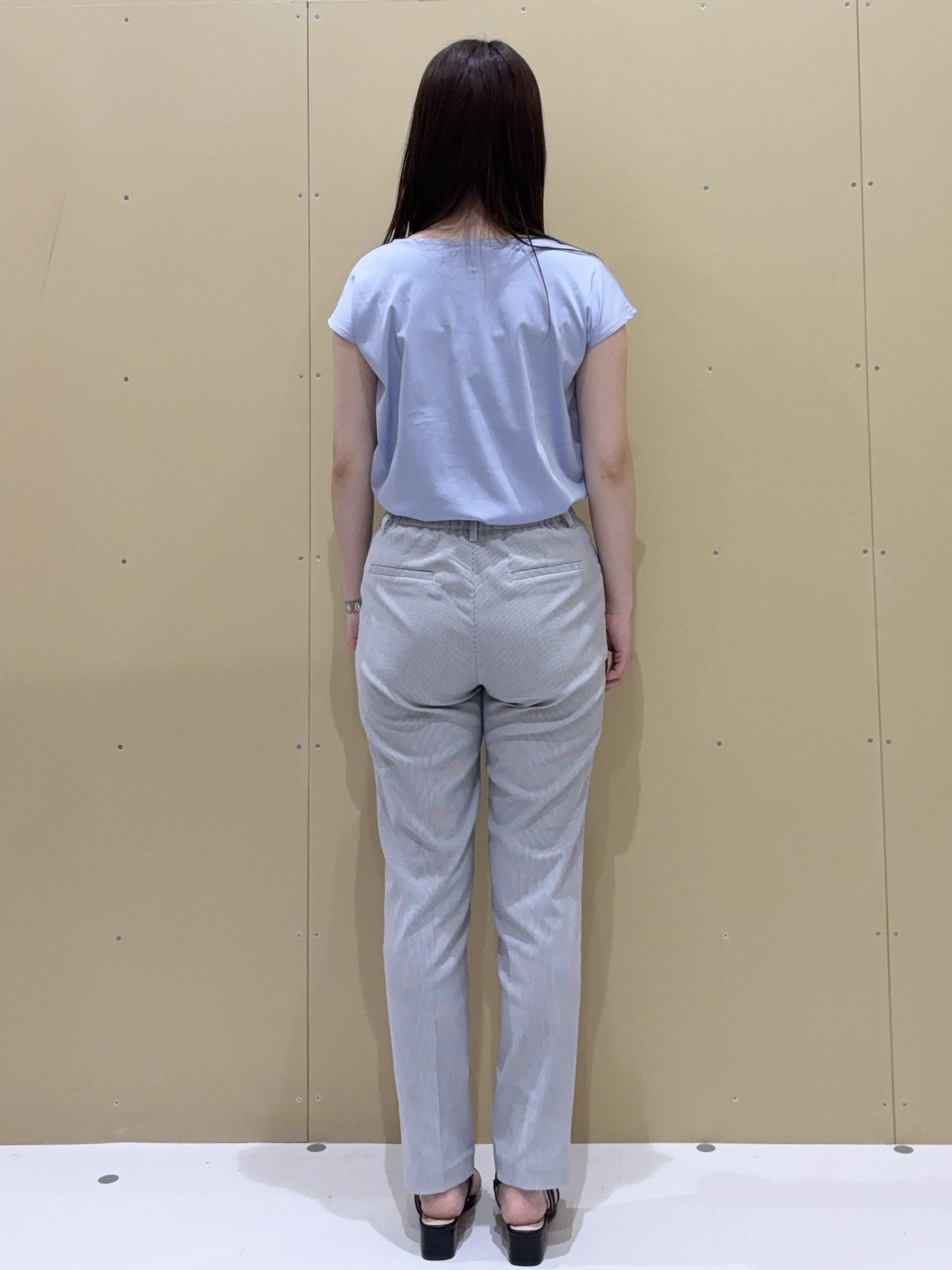 EMIRIさんの「OPAQUE.CLIP｜【接触冷感】ビジューキーネックフレンチトップス《UVケア／洗濯機OK／XS～3L／8col》」を使ったコーディネート