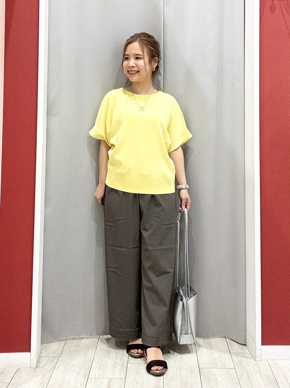 shioさんの「SHOO･LA･RUE｜【毎日洗える/ひんやり/UV/S-LL】二の腕隠れる さらっとドルマン半袖ニット」を使ったコーディネート