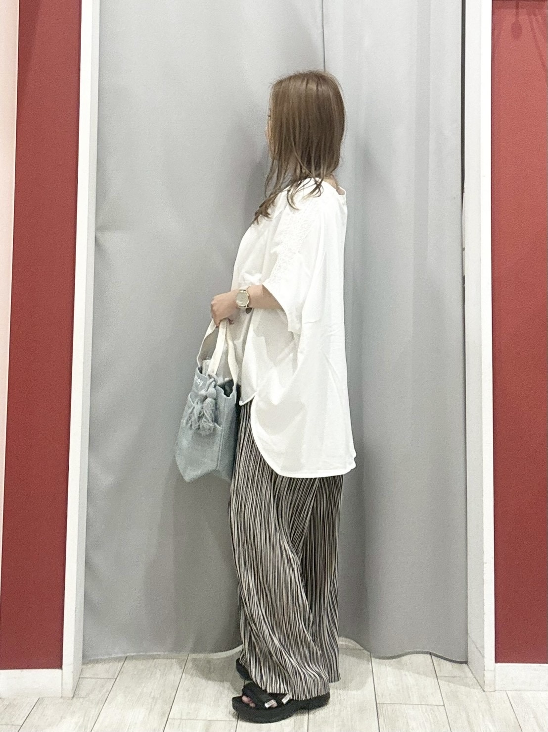 shioさんの「SHOO･LA･RUE｜【ひんやり/洗濯機可/体型カバー】インせず着られる 肩レース切り替えポンチョ風トップス」を使ったコーディネート