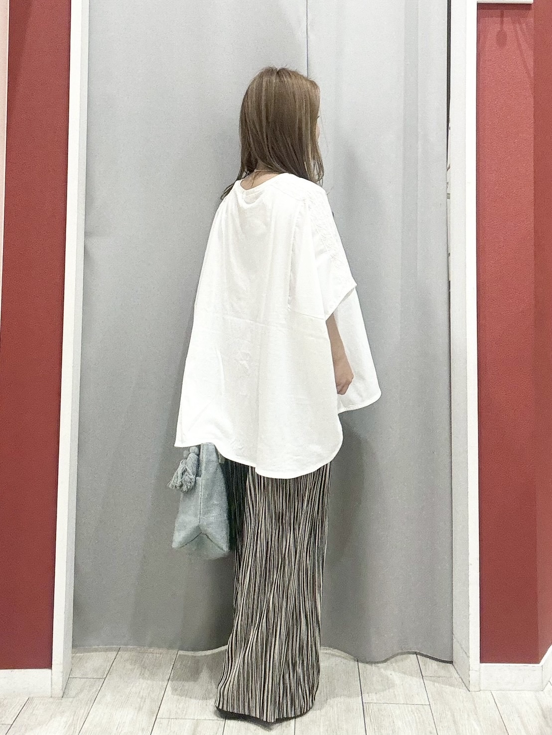shioさんの「SHOO･LA･RUE｜【ひんやり/洗濯機可/体型カバー】インせず着られる 肩レース切り替えポンチョ風トップス」を使ったコーディネート