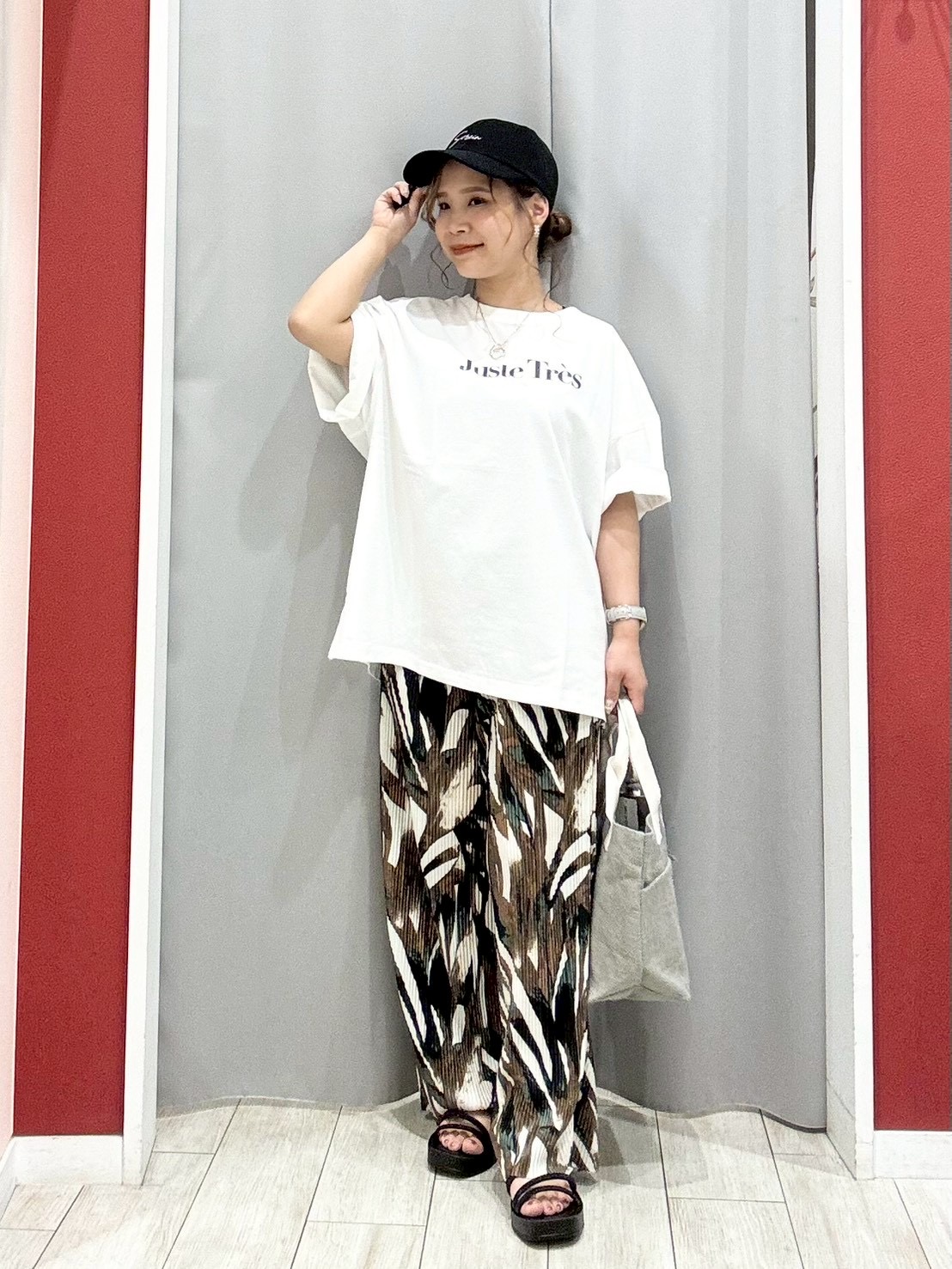 shioさんの「SHOO･LA･RUE｜【ひんやり/洗濯機可/体型カバー】インせず着られる 肩レース切り替えポンチョ風トップス」を使ったコーディネート